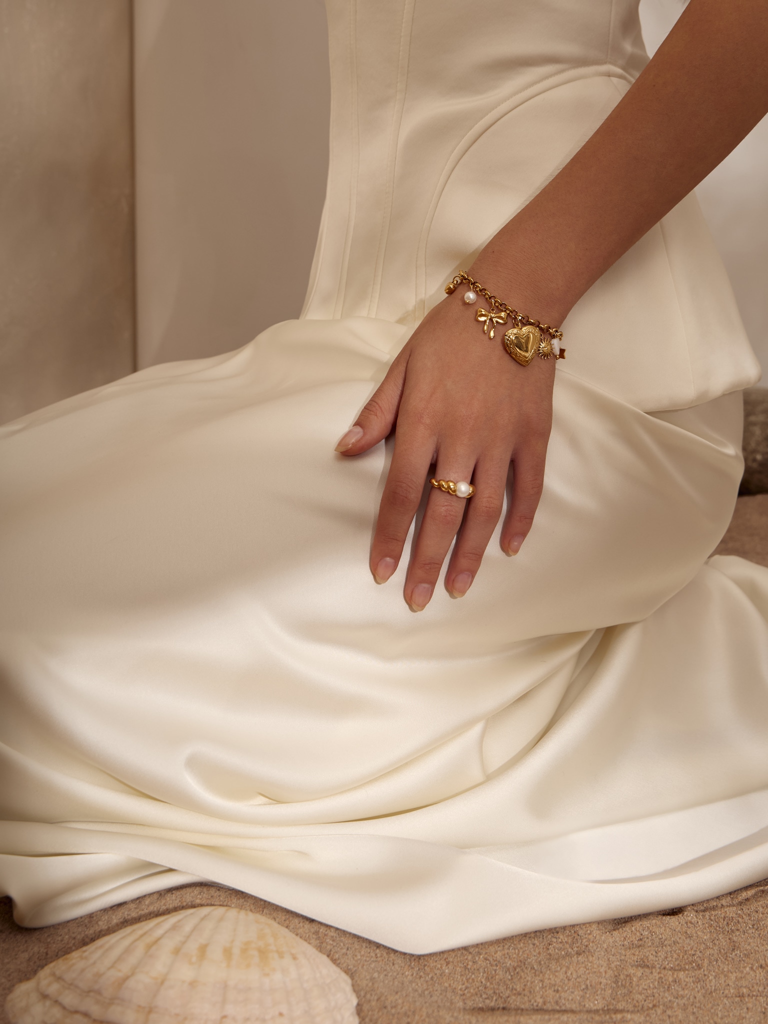 Золотистый браслет с подвесками