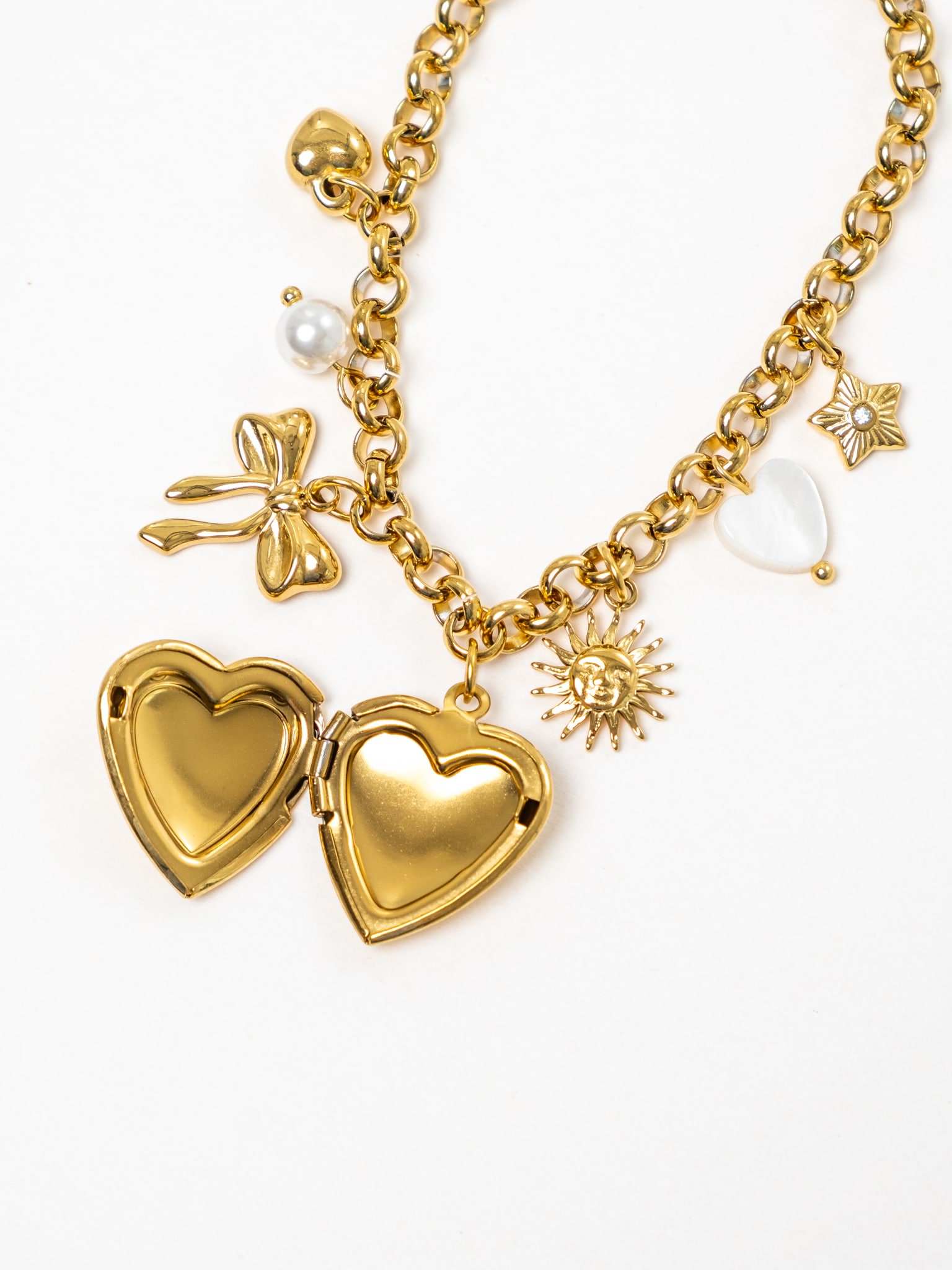 Золотистый браслет с подвесками