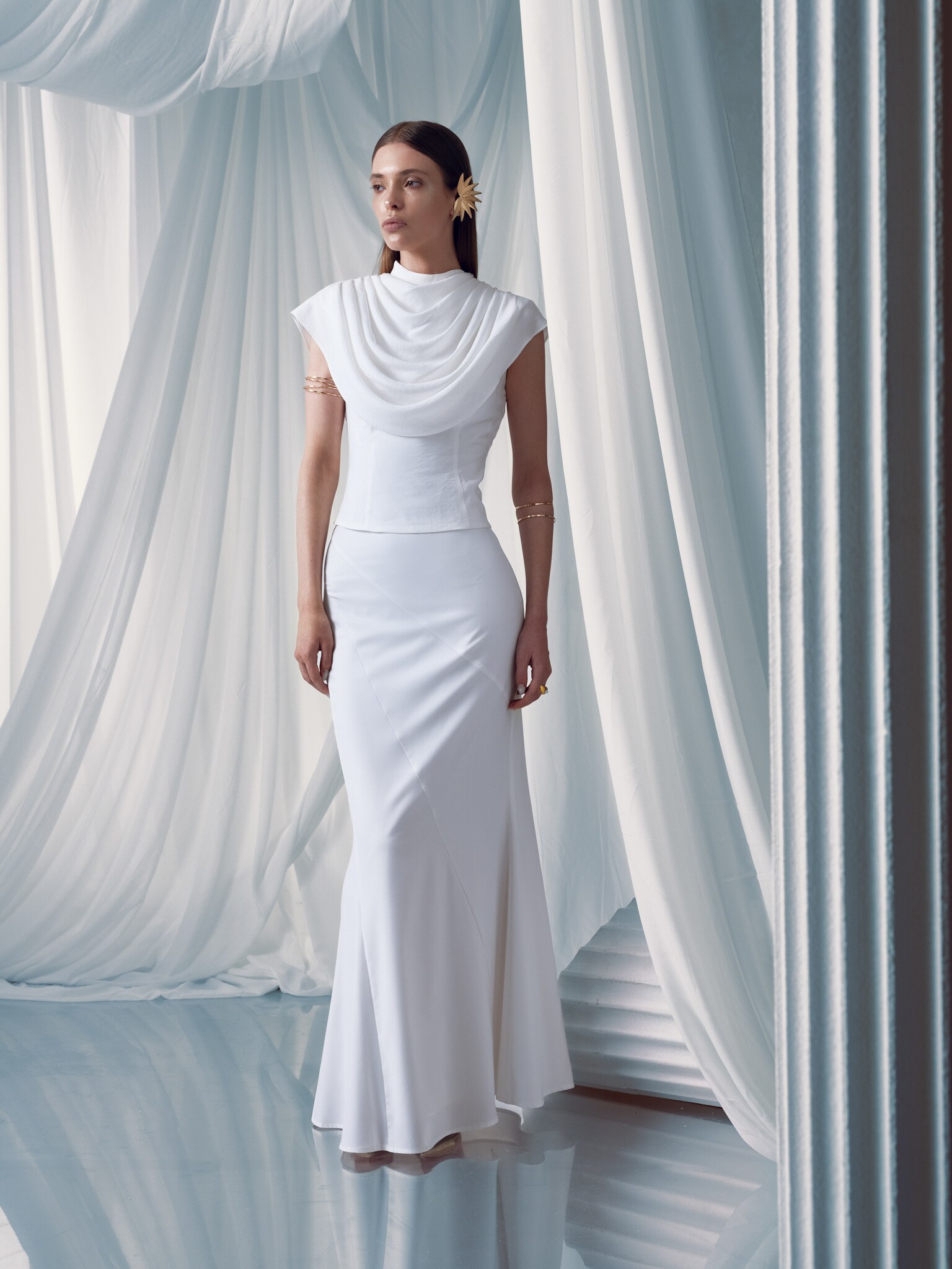 Ausgestelltes Oberteil mit drapierter Brust