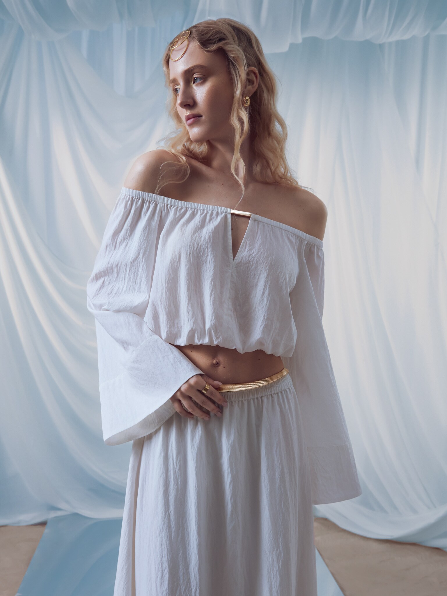 Schulterfreie Bluse aus strukturiertem Stoff