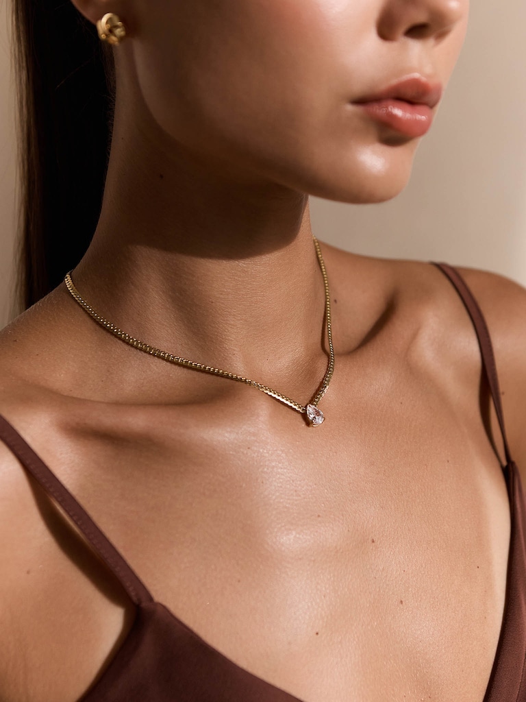 Slim chain with drop stone