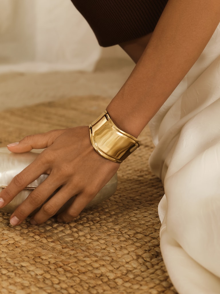 Wide round bracelet in smooth metal