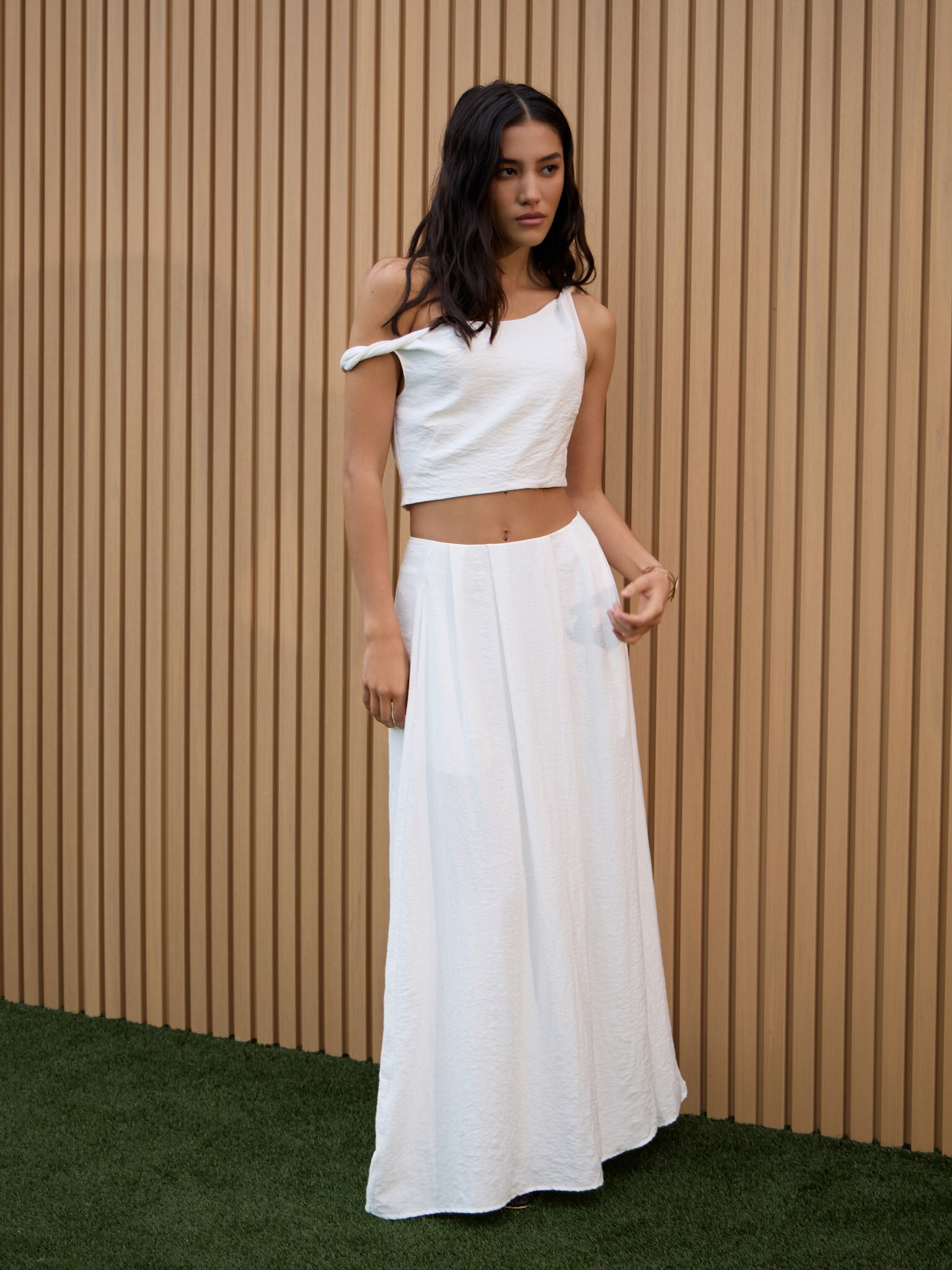 Top na jedno ramię z pomarszczonego materiału