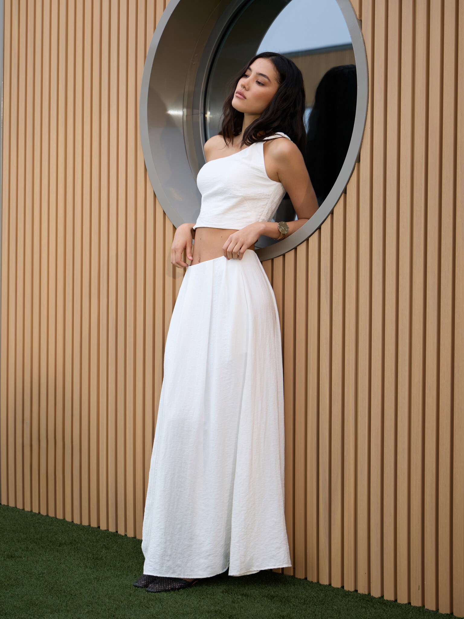 Top na jedno ramię z pomarszczonego materiału