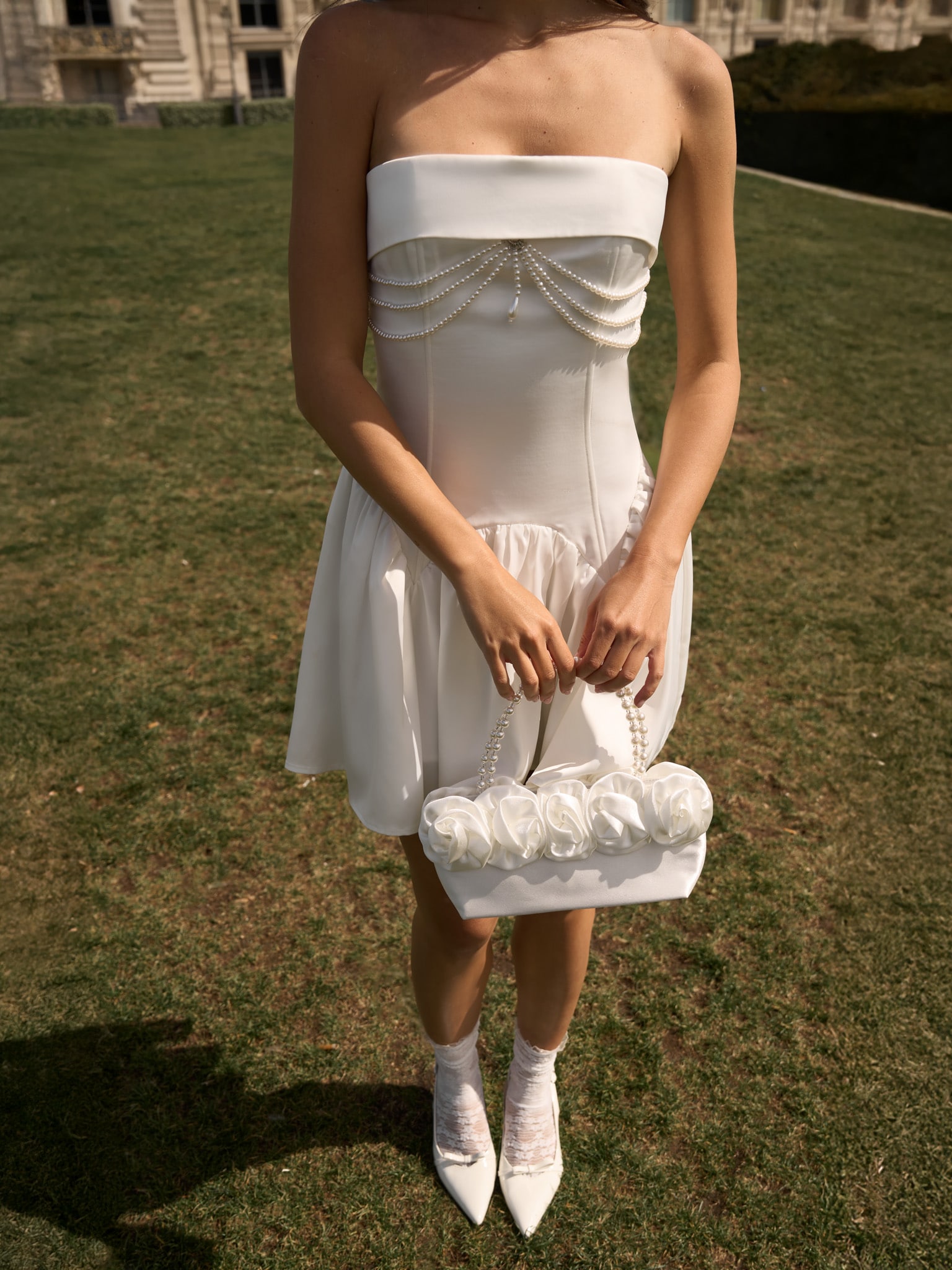 Платье мини с открытыми плечами и жемчужным декором на лифе