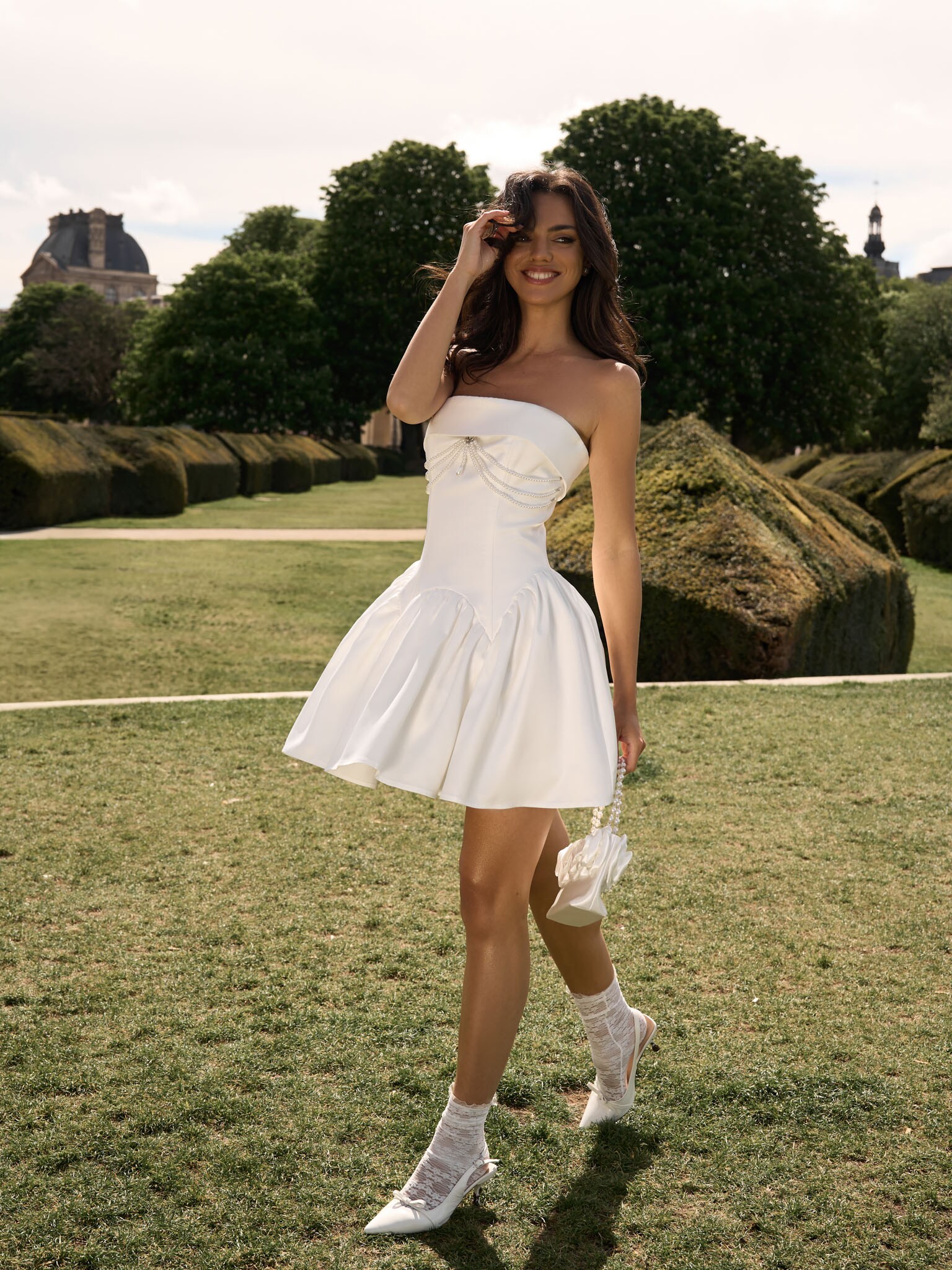 Платье мини с открытыми плечами и жемчужным декором на лифе