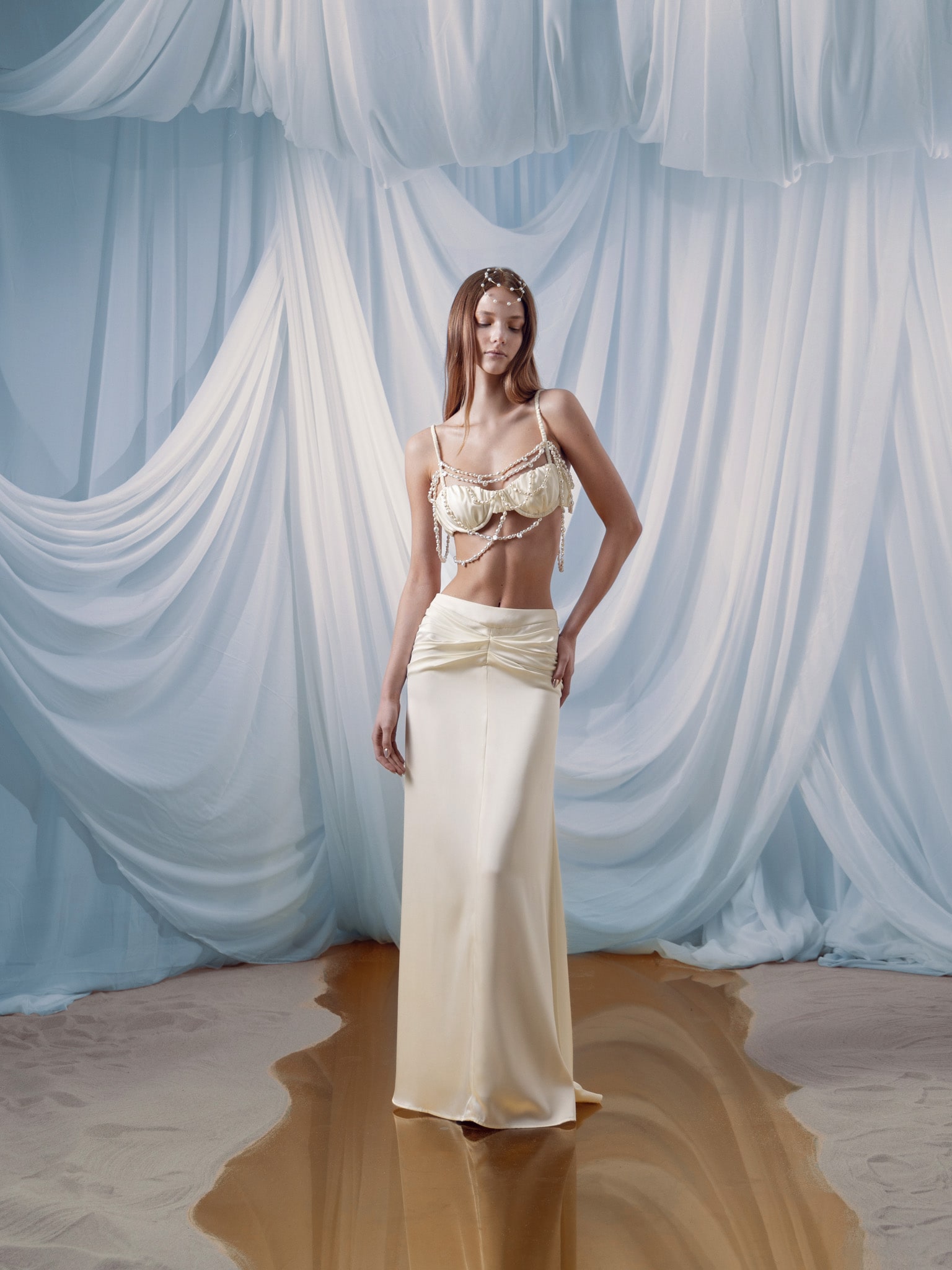 Top bustier en satin avec décorations en perles