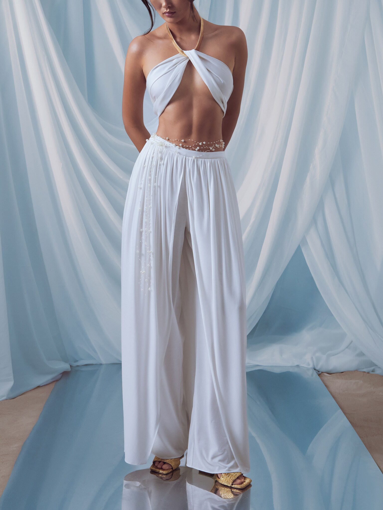 Брюки свободного кроя со сборками на талии