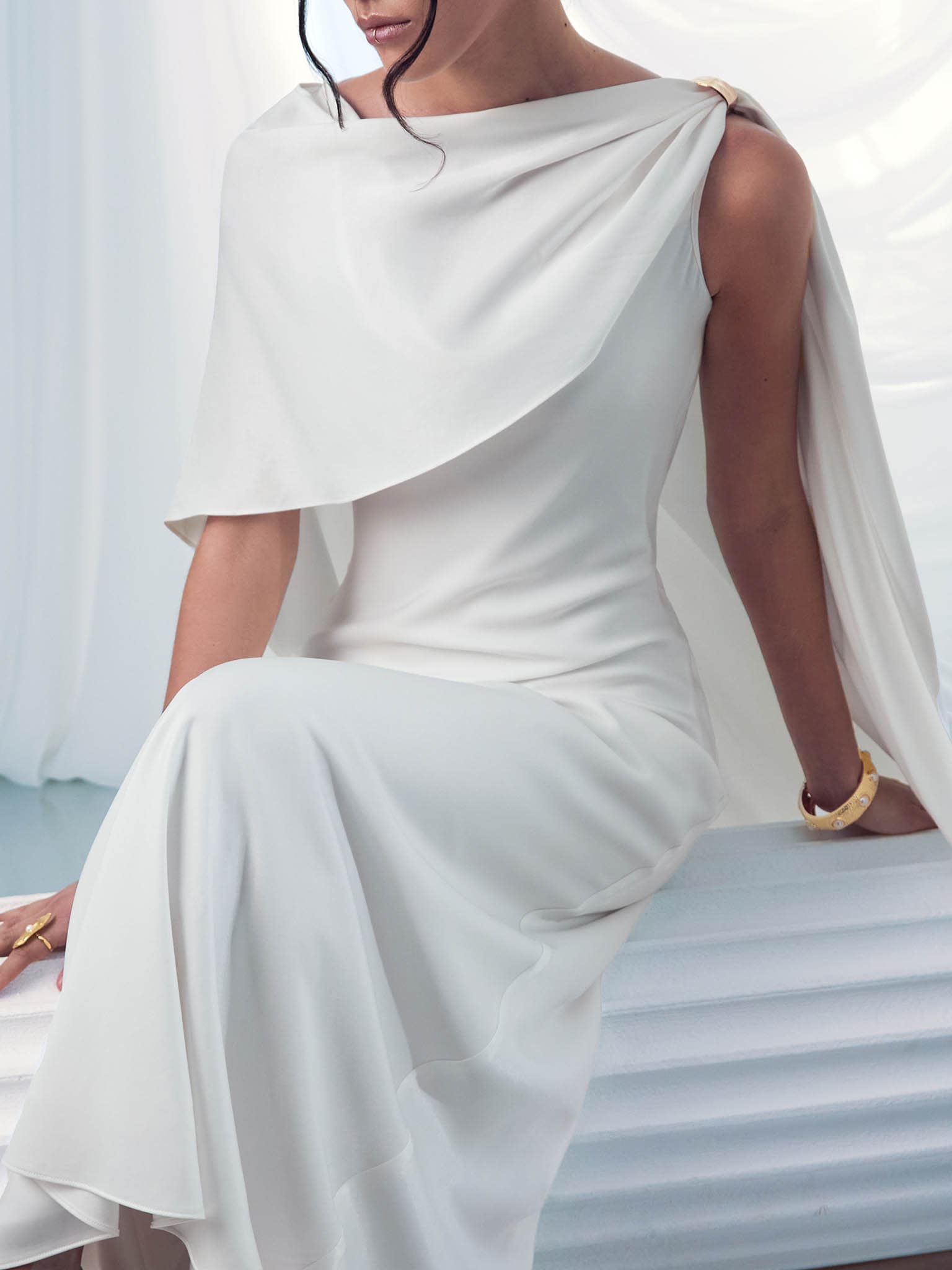 Легкое платье макси с кейпом и металлическим декором