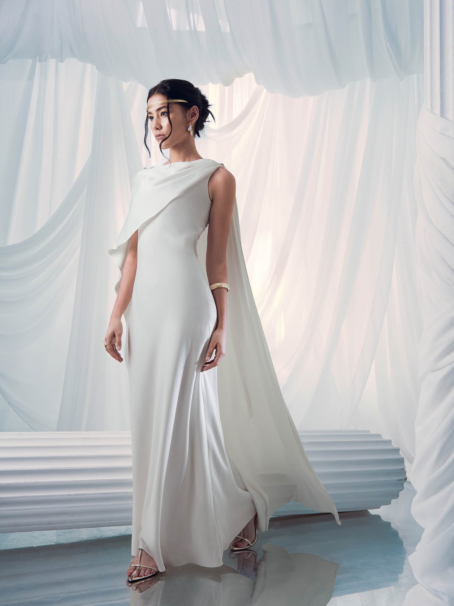 Легкое платье макси с кейпом и металлическим декором