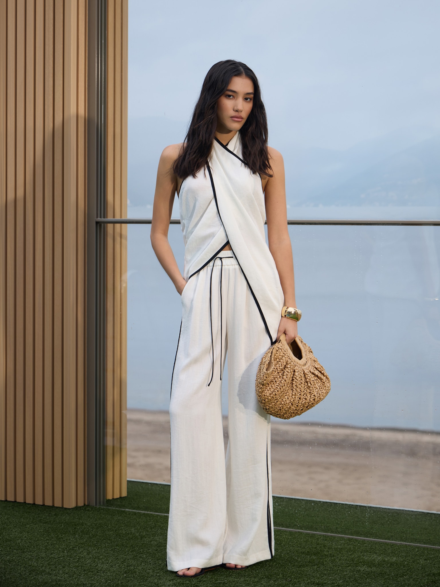 Драпированный топ с воротником халтер и контрастным кантом