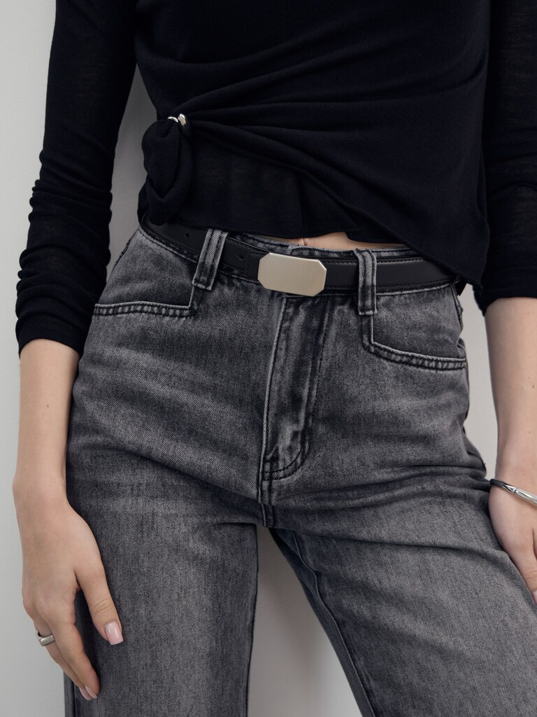 Breiter Gürtel mit geformter Schnalle