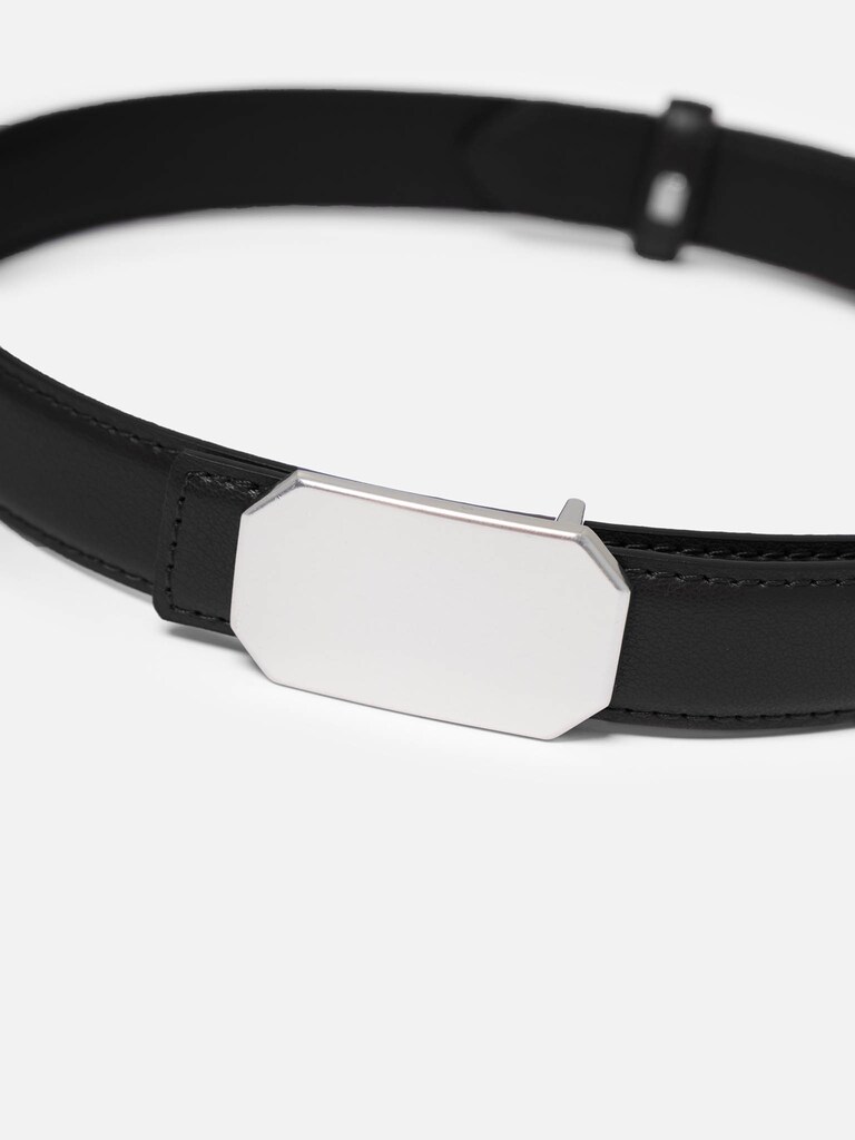 Breiter Gürtel mit geformter Schnalle