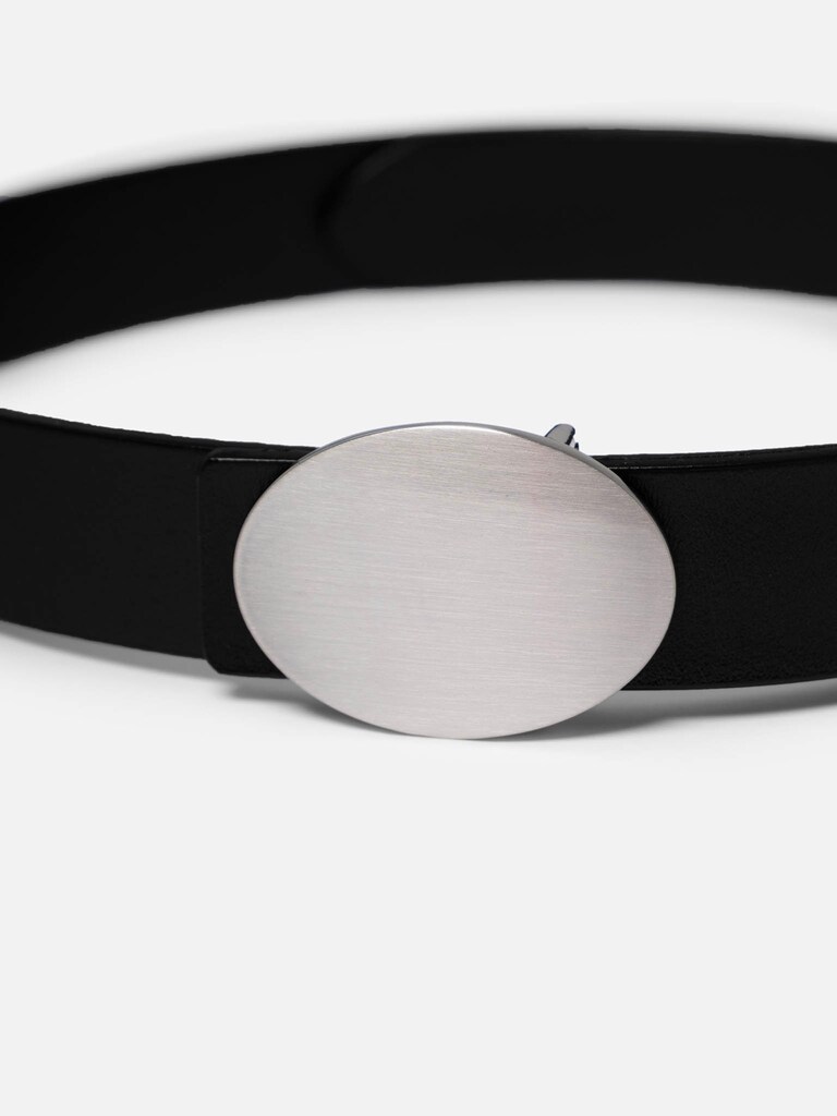 Wide belt with oval buckle