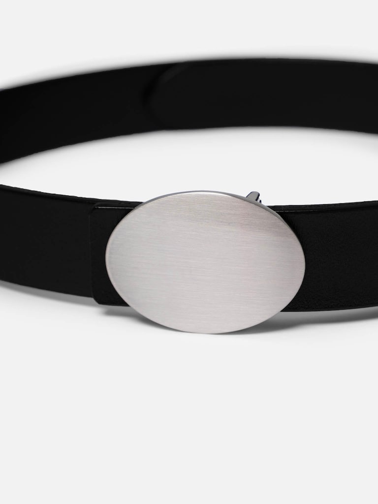 Wide belt with oval buckle