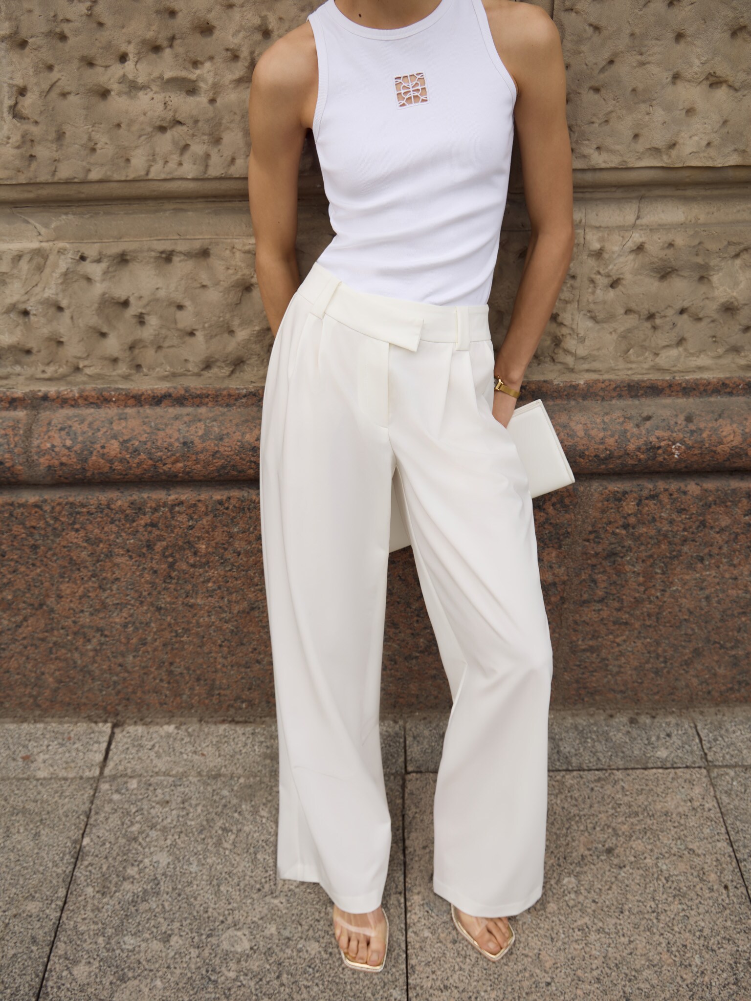 Свободные брюки с широким поясом и защипами на талии