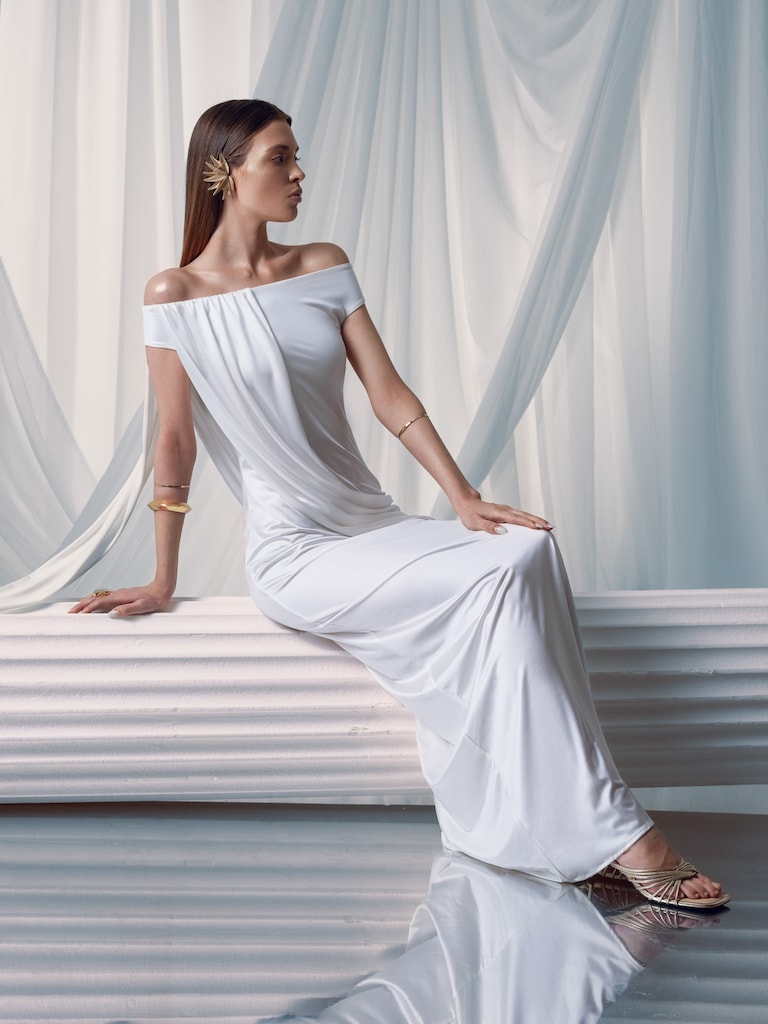 Maxi dress with open shoulders and draping
