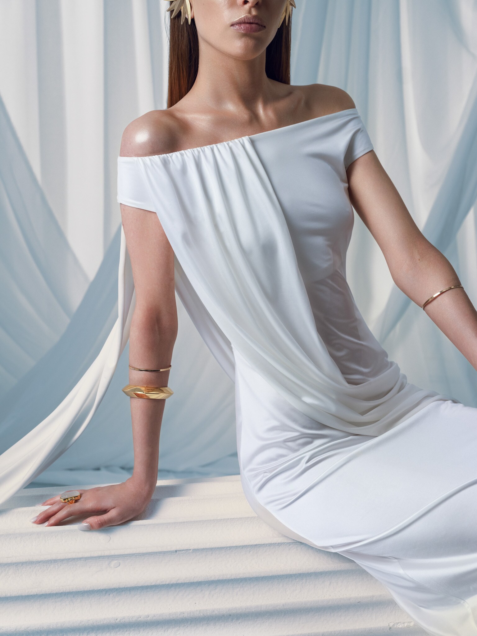 Платье макси с открытыми плечами и драпировкой