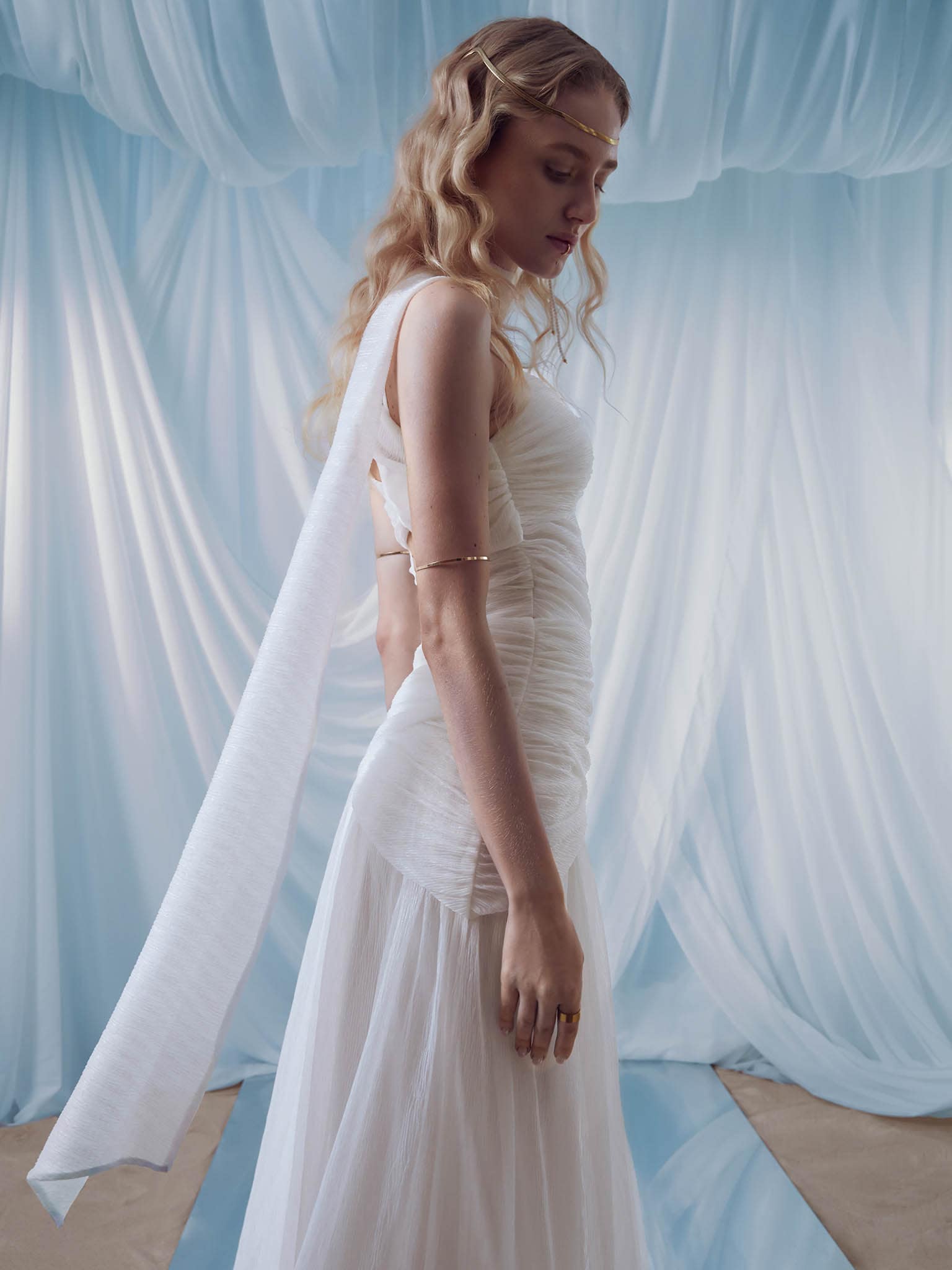 Maxi dress in crinkled chiffon with a scarf