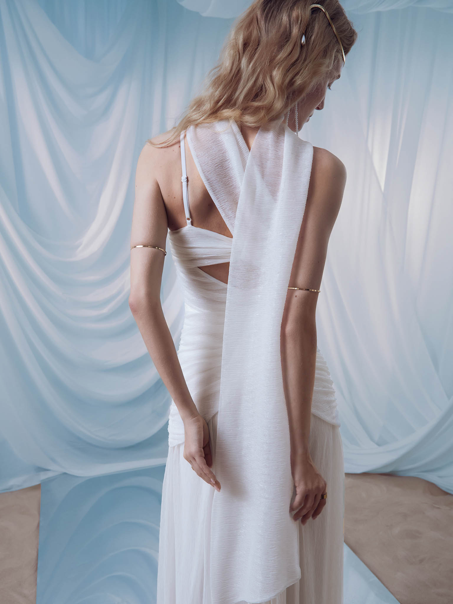 Maxi dress in crinkled chiffon with a scarf