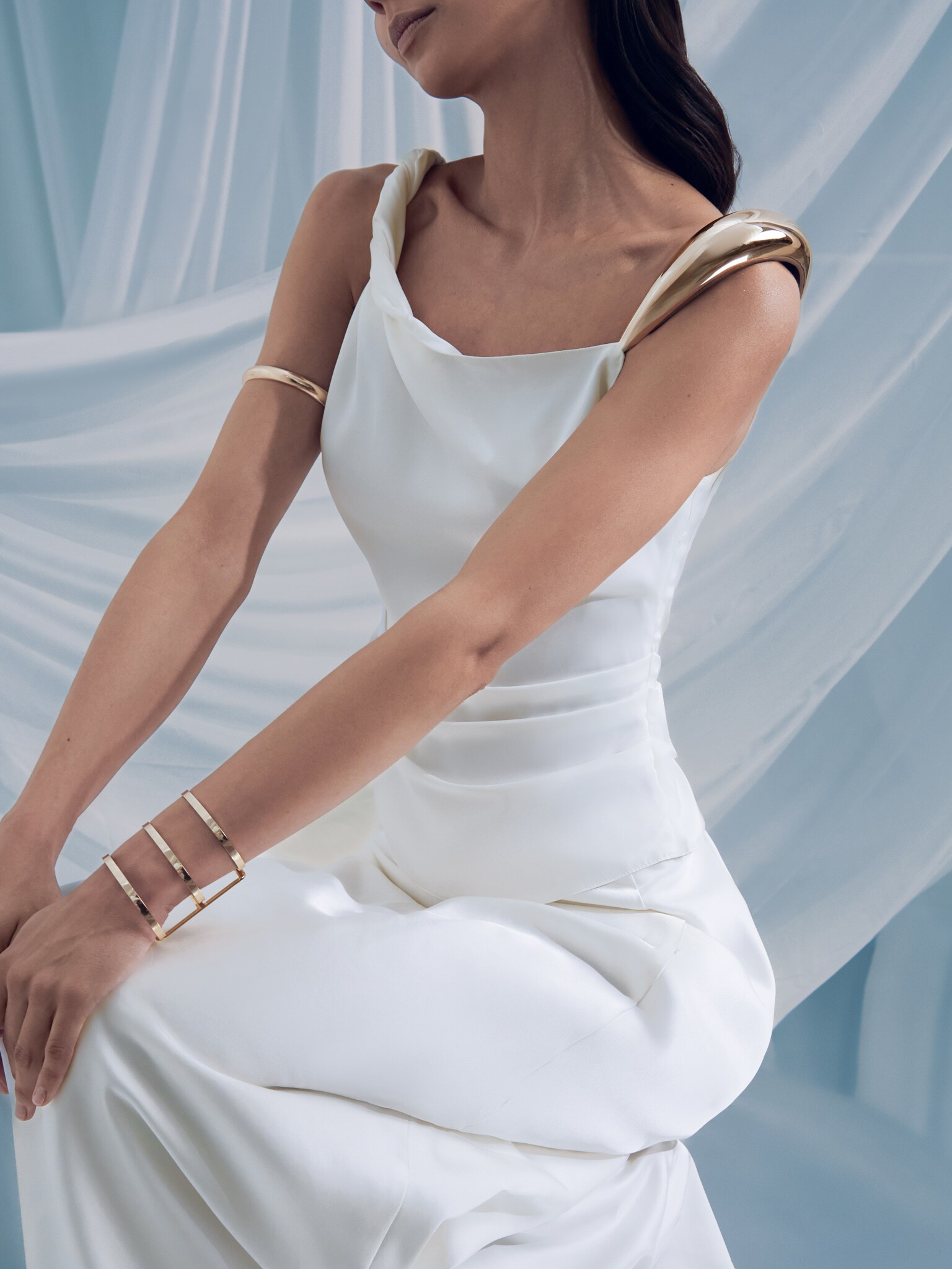 Top avec une bretelle en métal