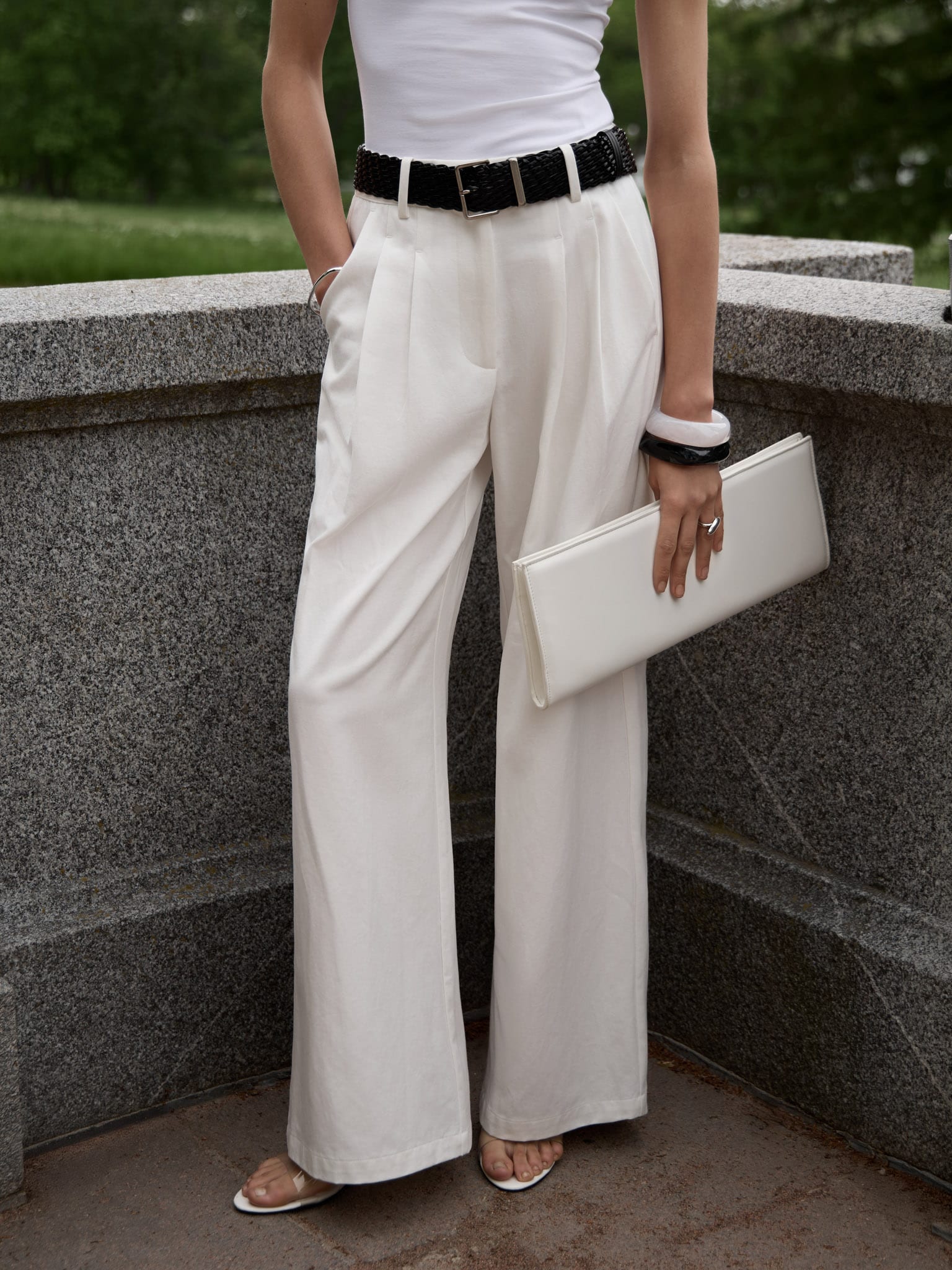 Locker sitzende Hose mit Falten