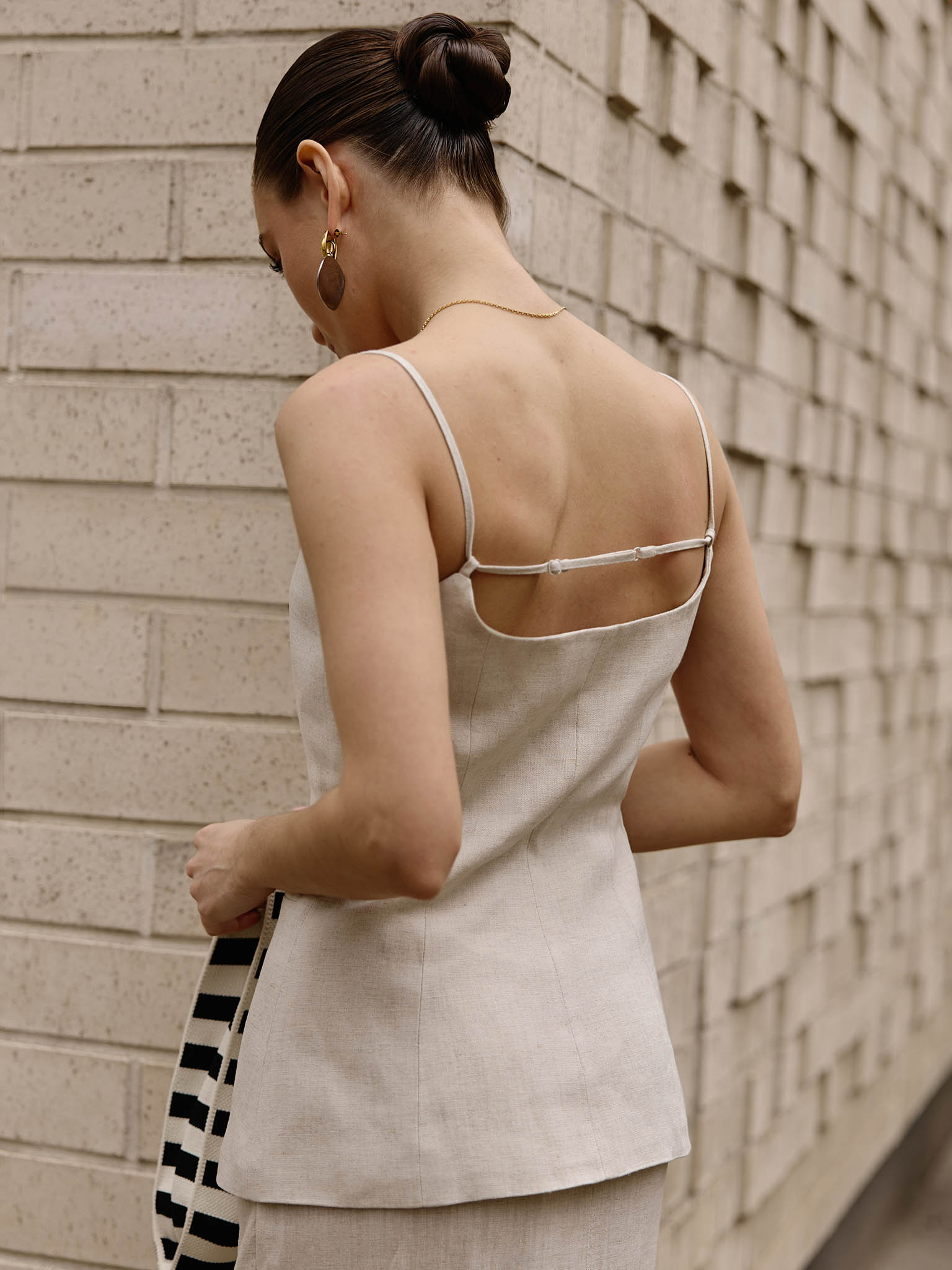 Льняной топ с крупными пуговицами