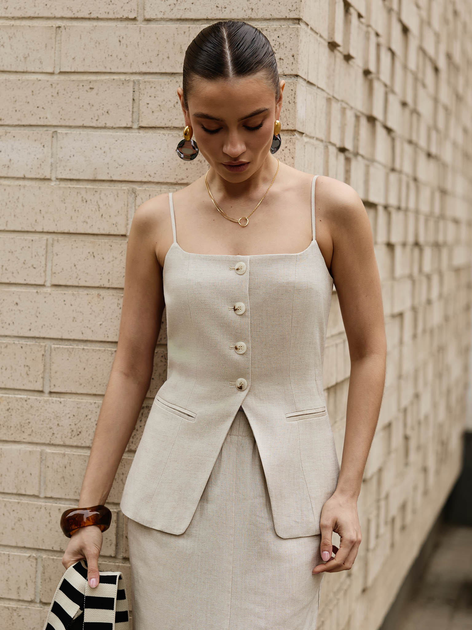 Льняной топ с крупными пуговицами