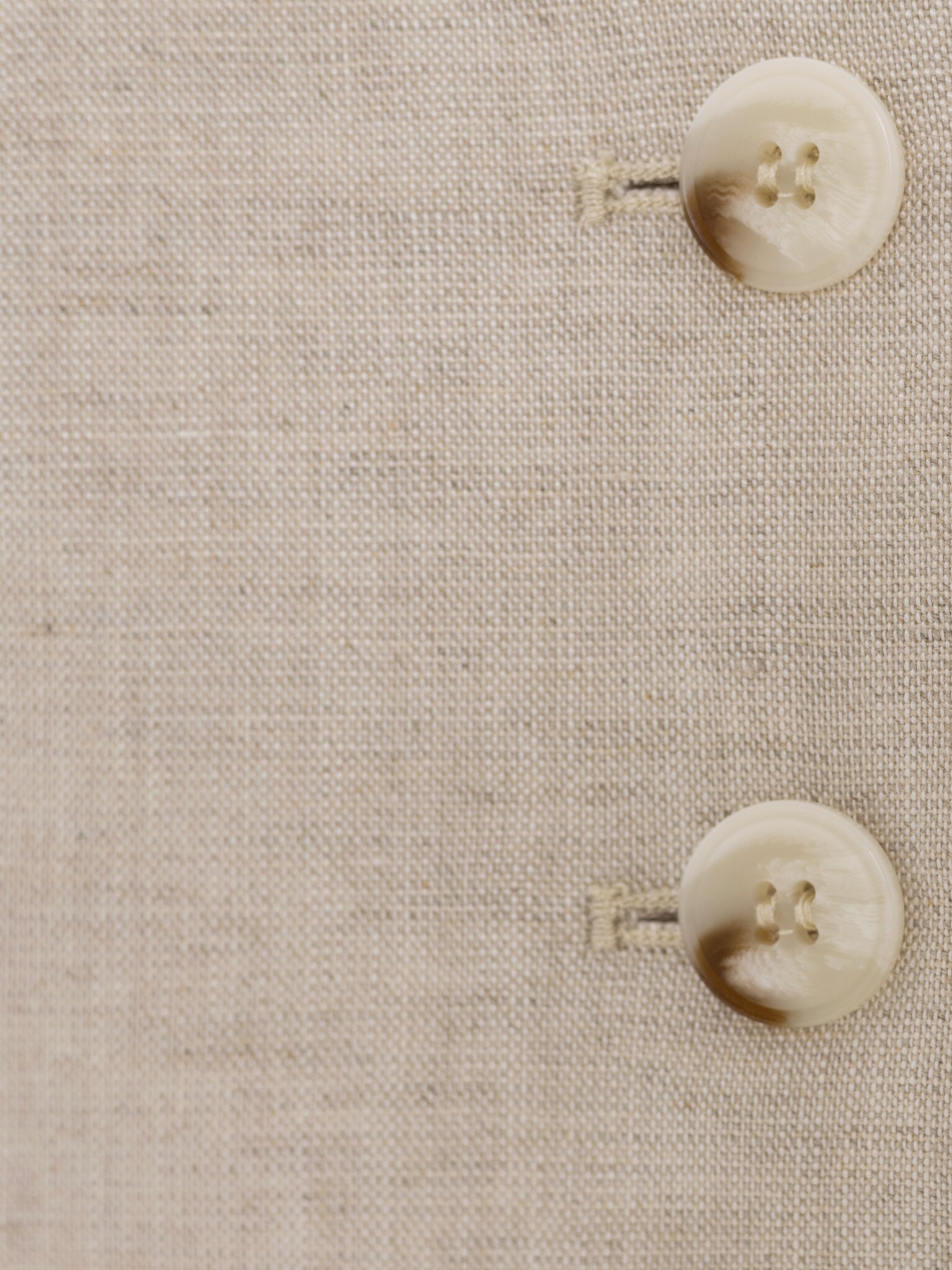 Льняной топ с крупными пуговицами
