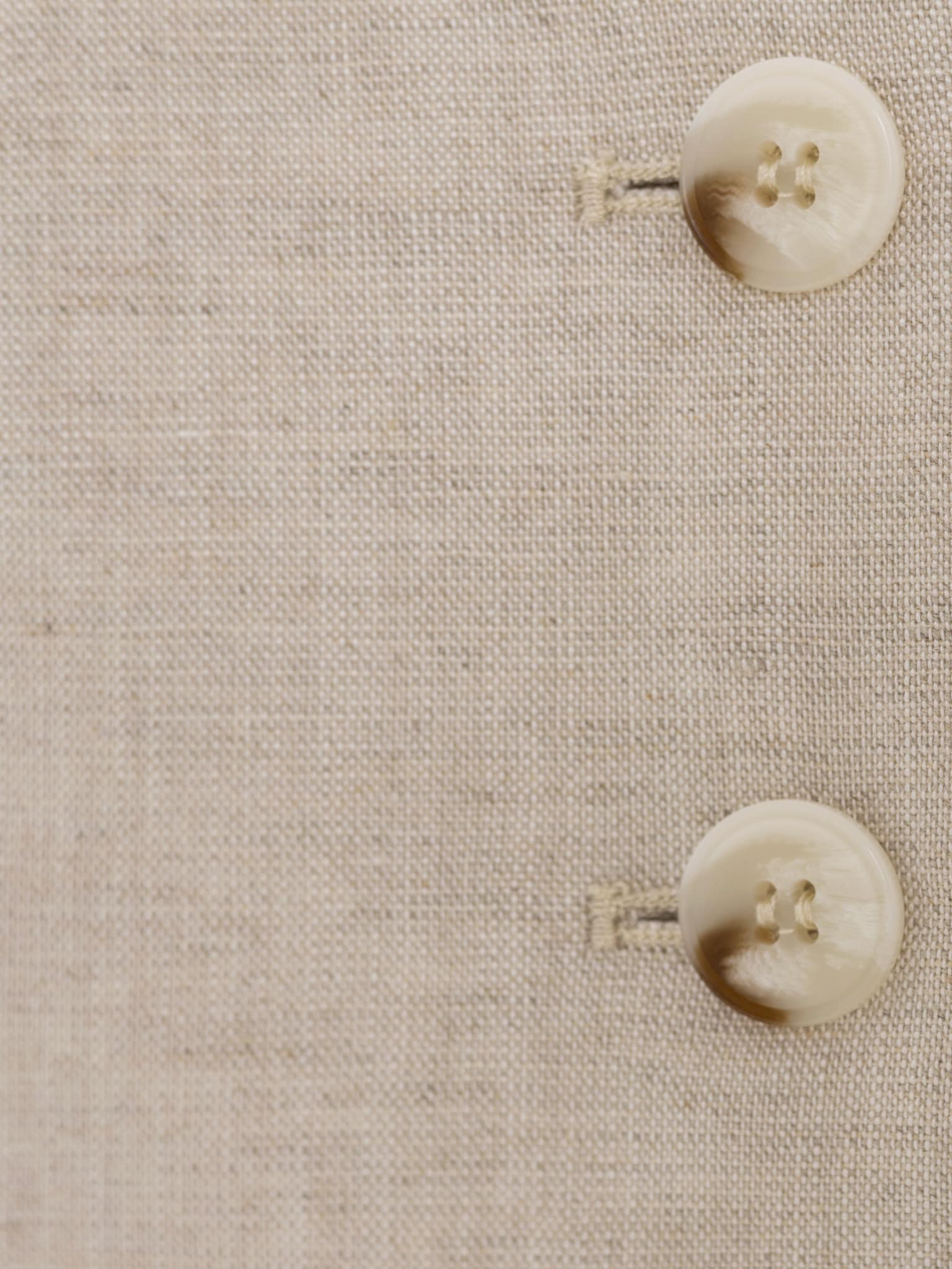 Льняной топ с крупными пуговицами