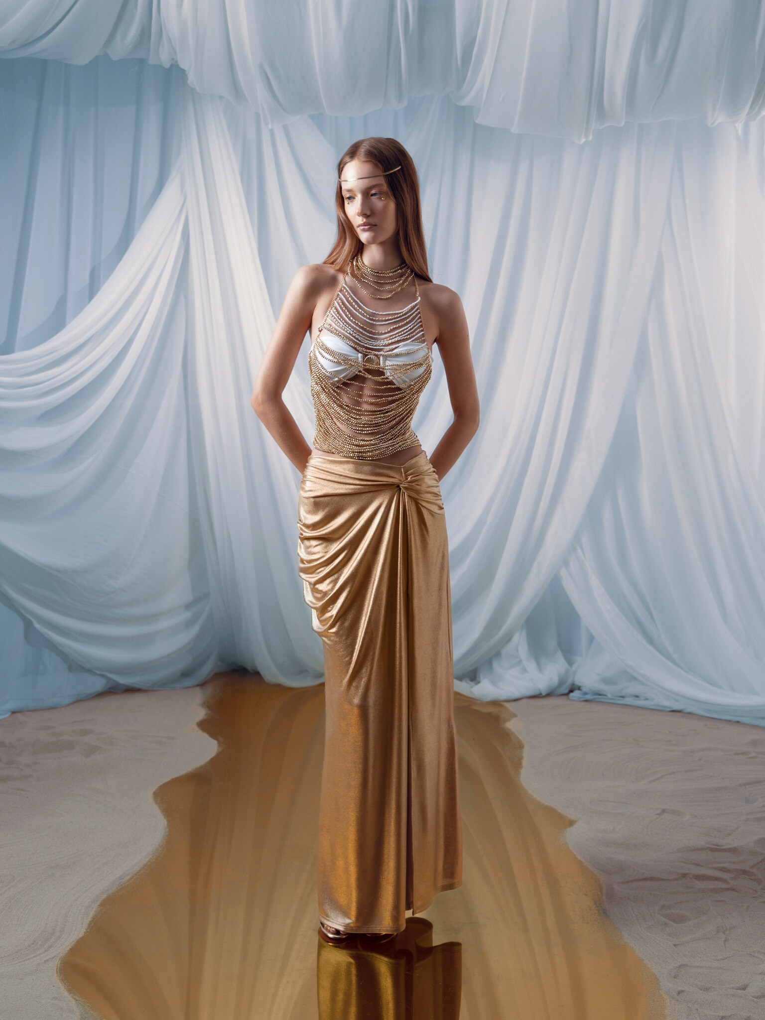 Декоративный топ из крупных бусин