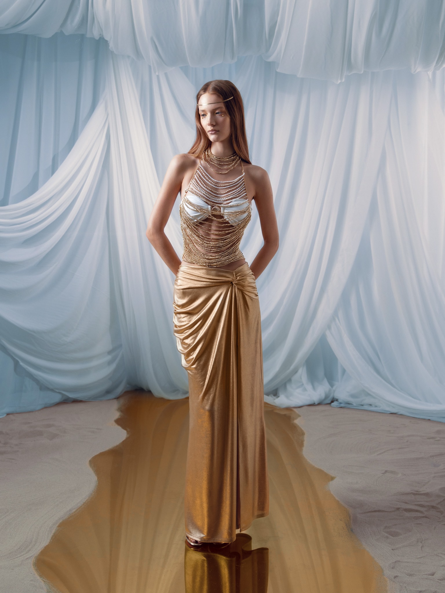 Декоративный топ из крупных бусин