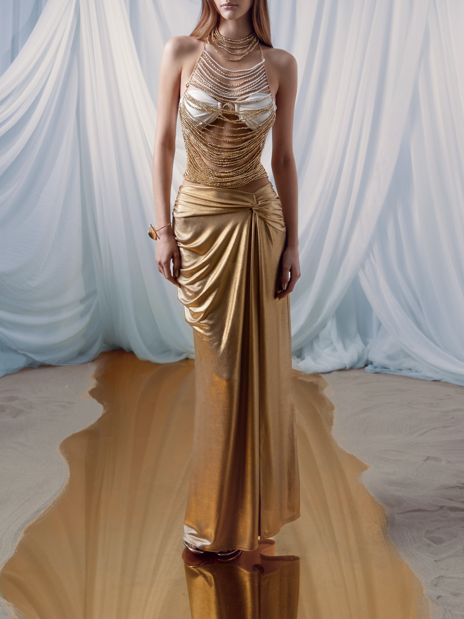 Декоративный топ из крупных бусин