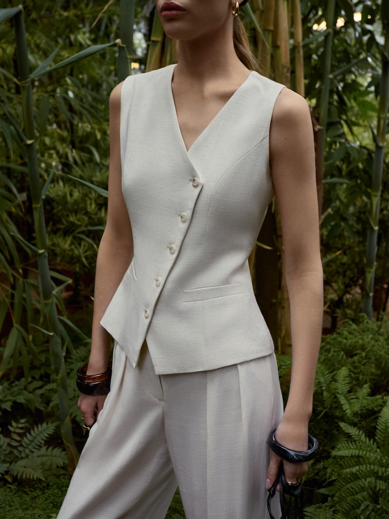 Жилет из льняной ткани с диагональной застежкой