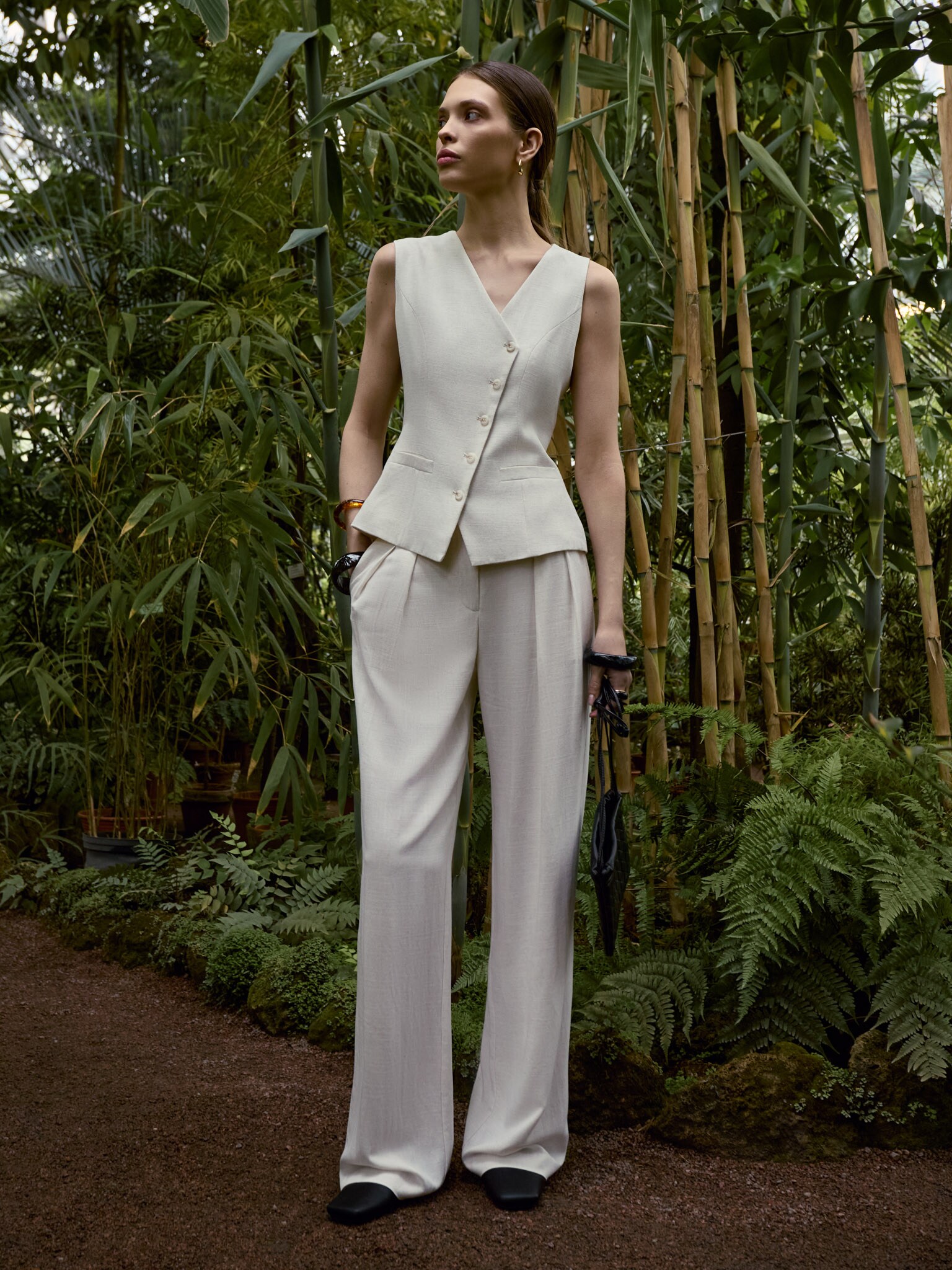 Linen waistcoat with diagonal fastening