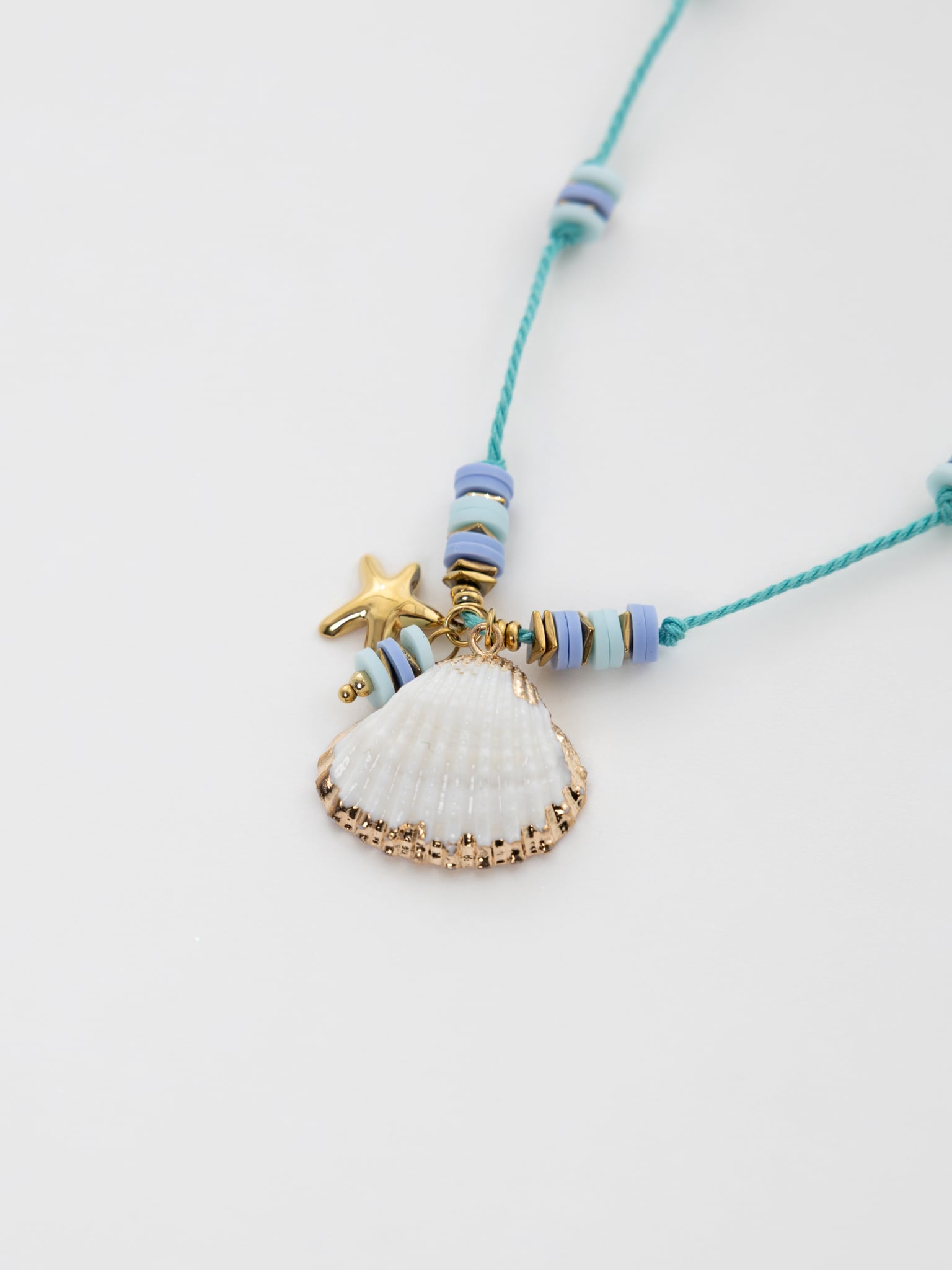 Яркое колье с подвеской-раковиной