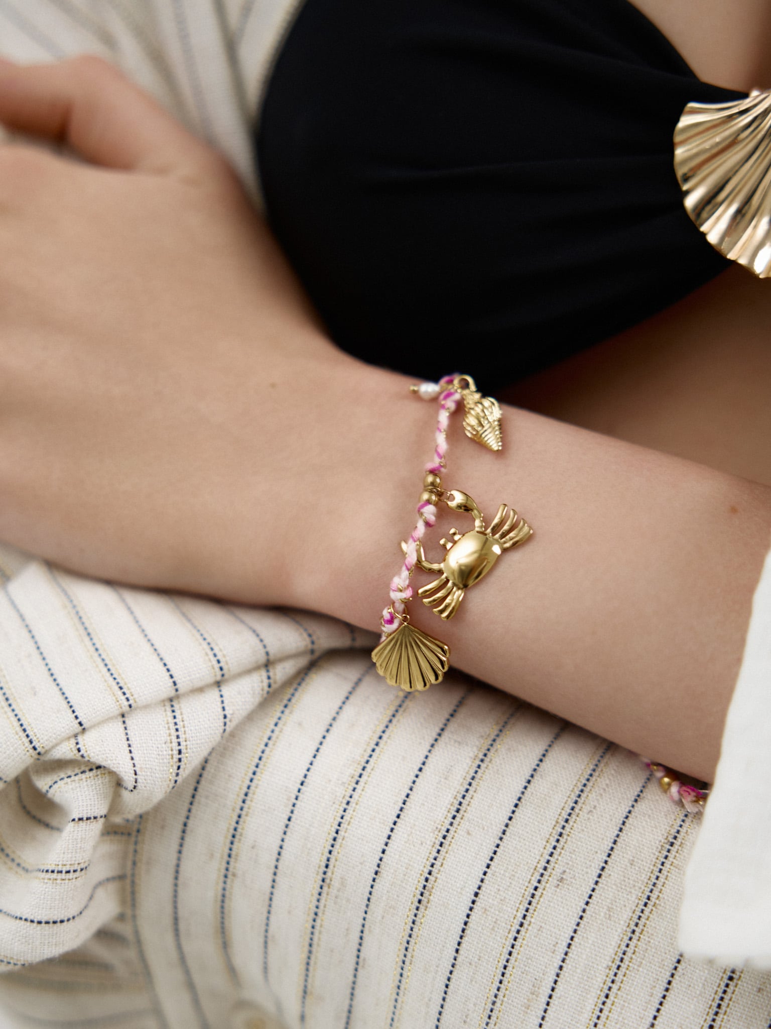 Яркий браслет с морским декором