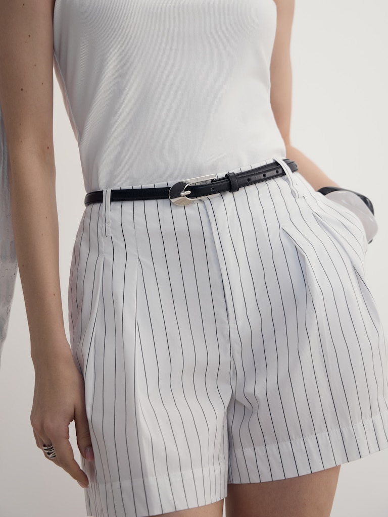 Тонкий ремень с широкой пряжкой