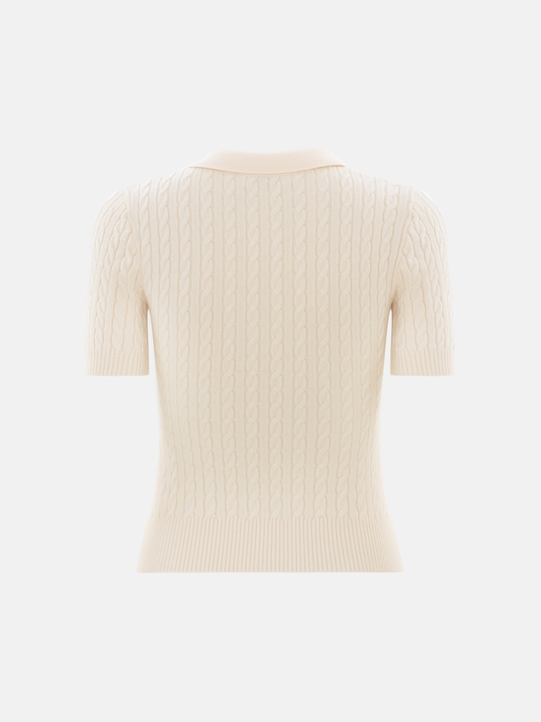 Трикотажное поло вязки косами с вышивкой на груди