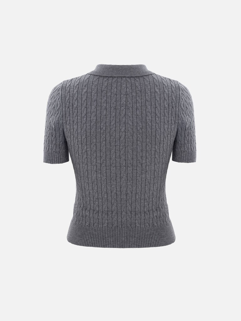 Трикотажное поло вязки косами с вышивкой на груди