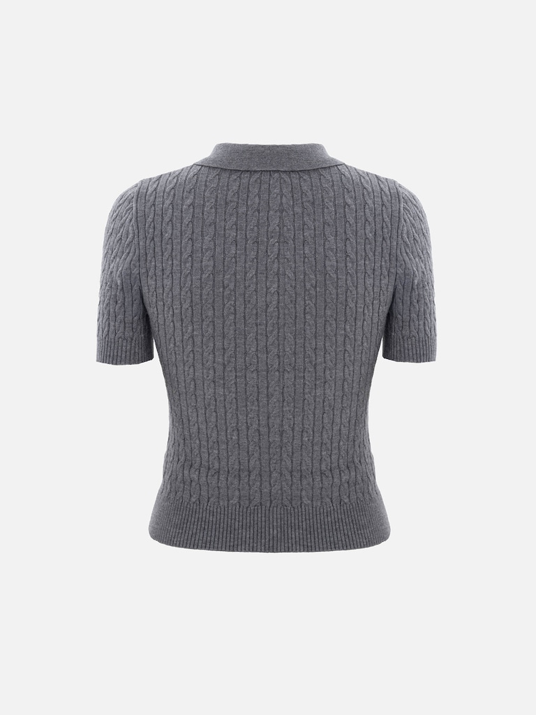 Трикотажное поло вязки косами с вышивкой на груди