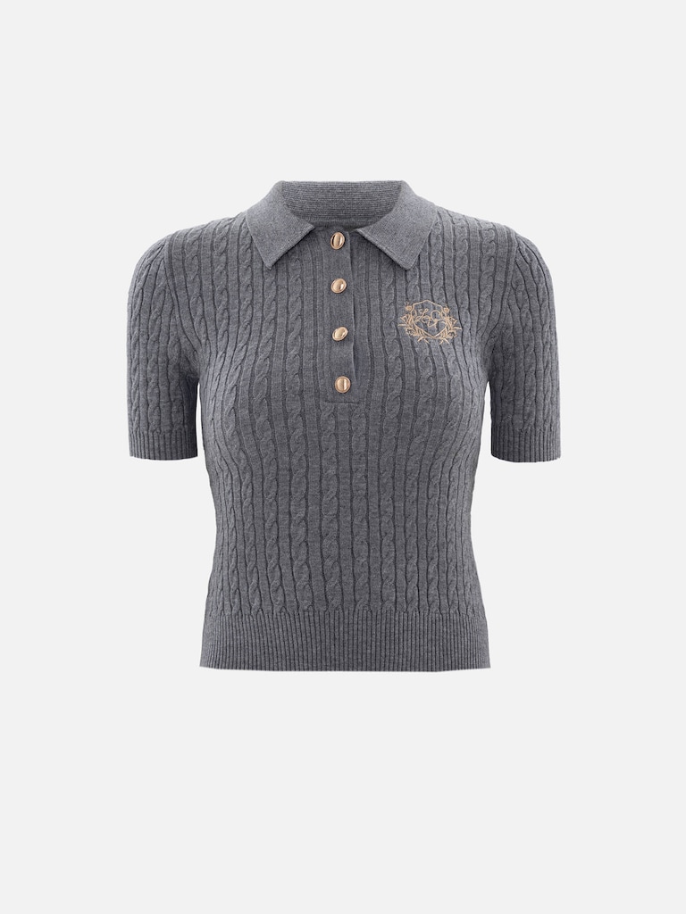 Трикотажное поло вязки косами с вышивкой на груди