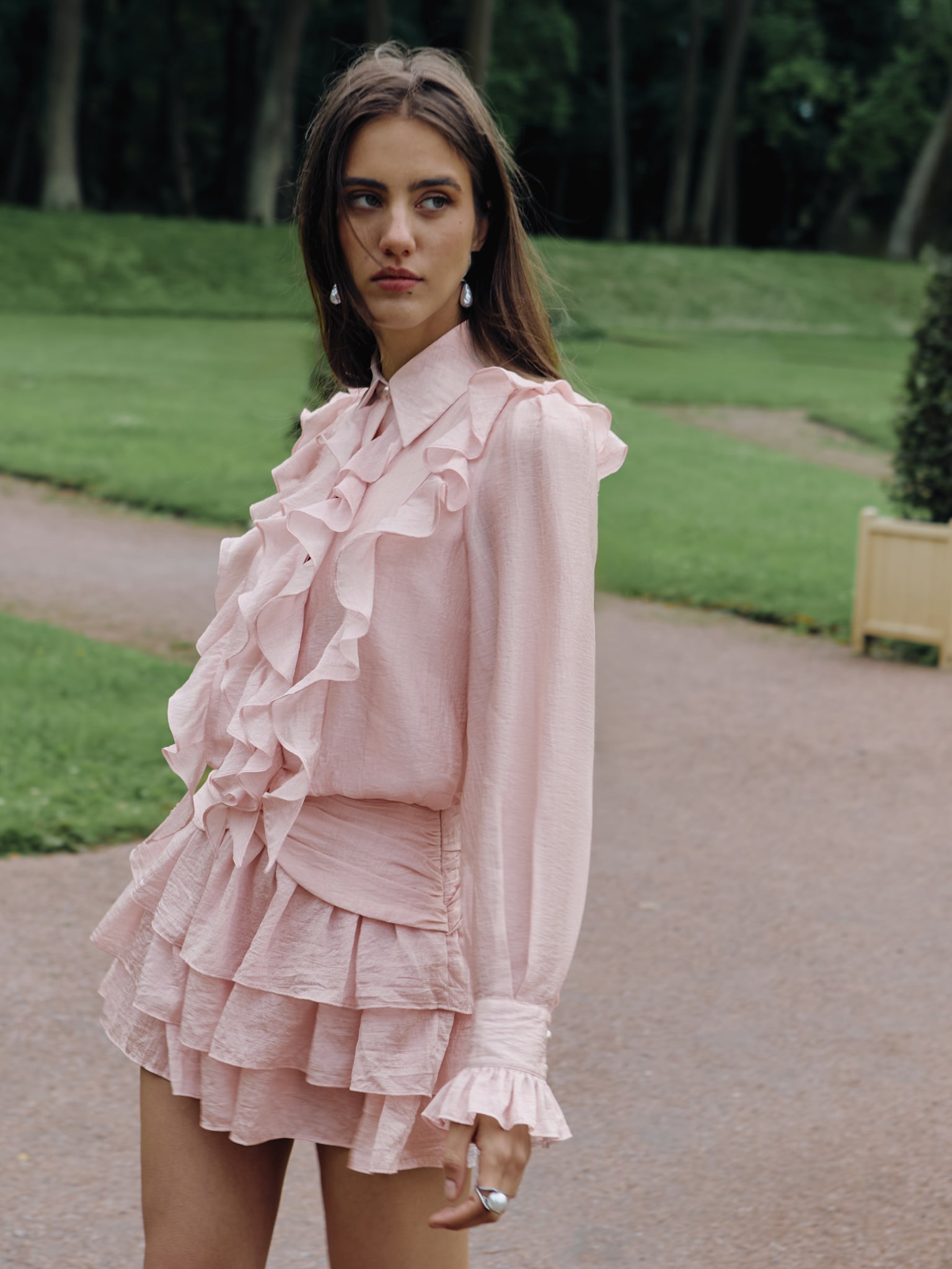 Minikleid aus strukturiertem Stoff mit Rüschen am Oberteil