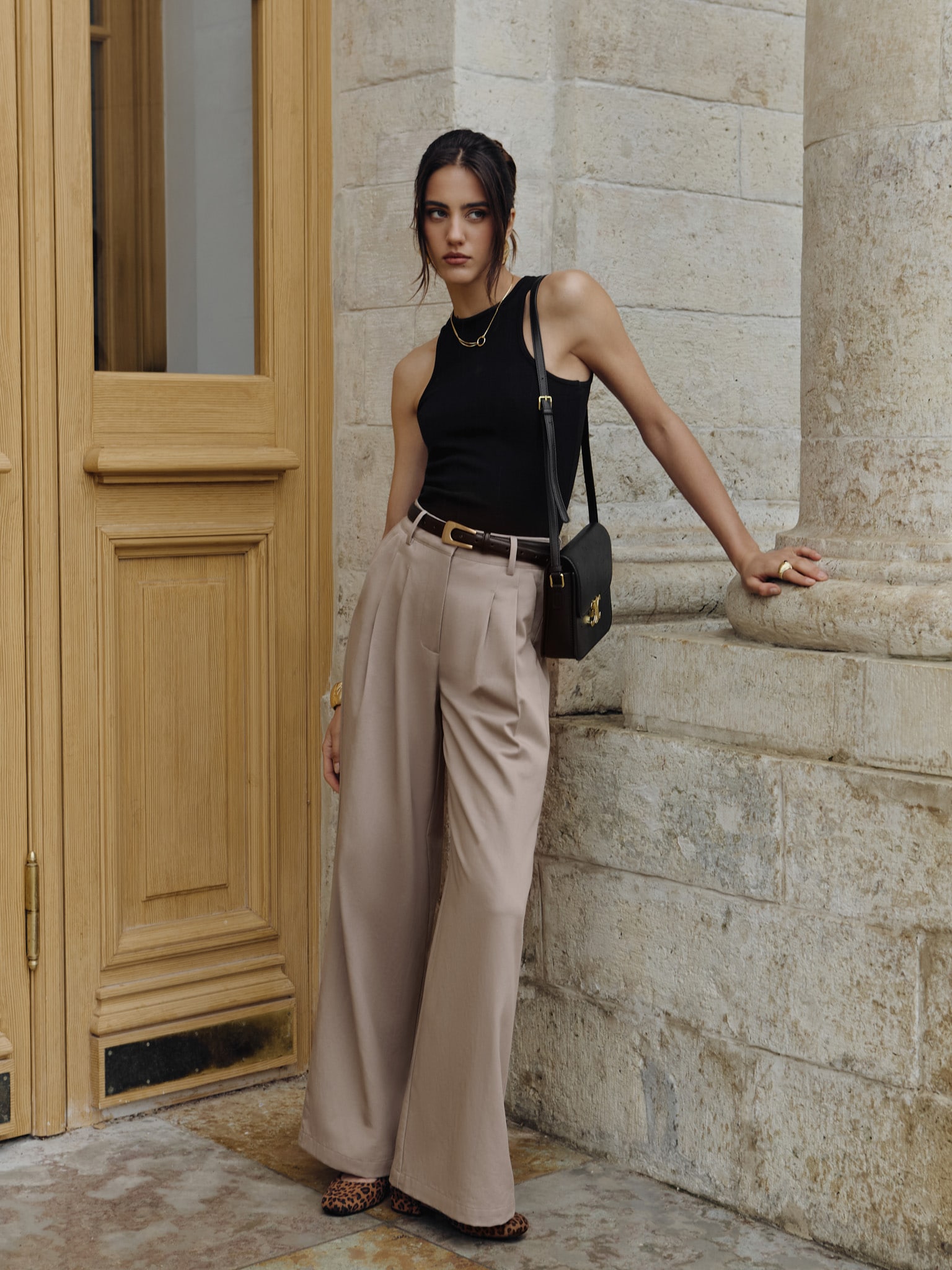 Locker sitzende Hose mit Falten