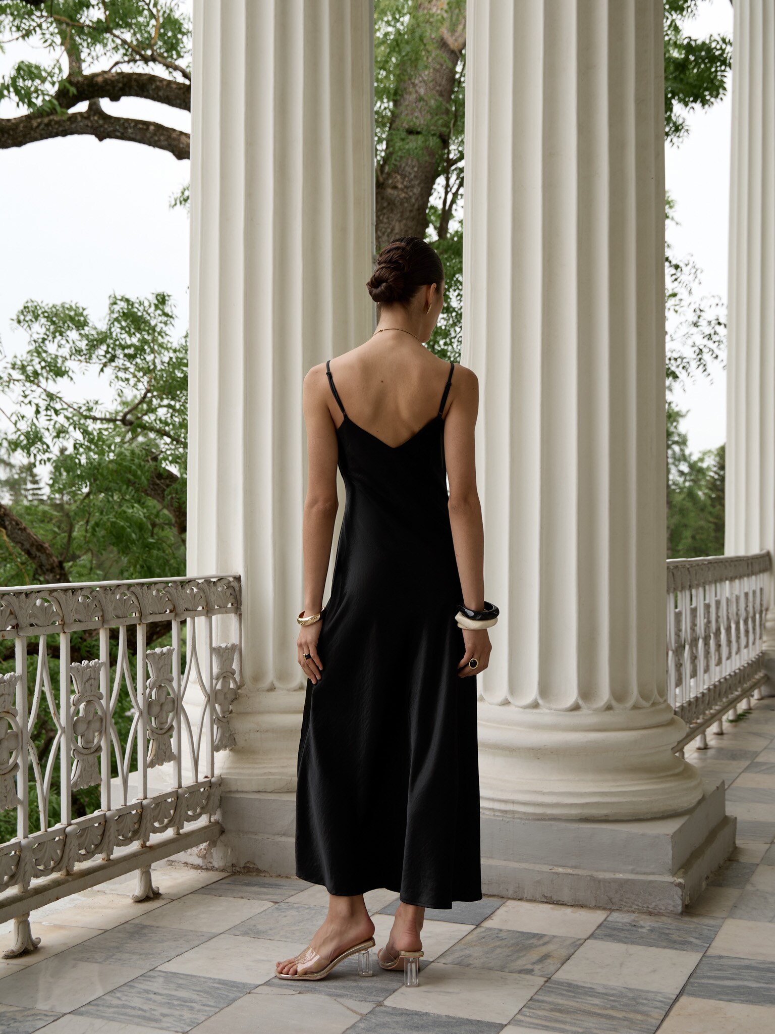 Robe longue en satin à effet froissé