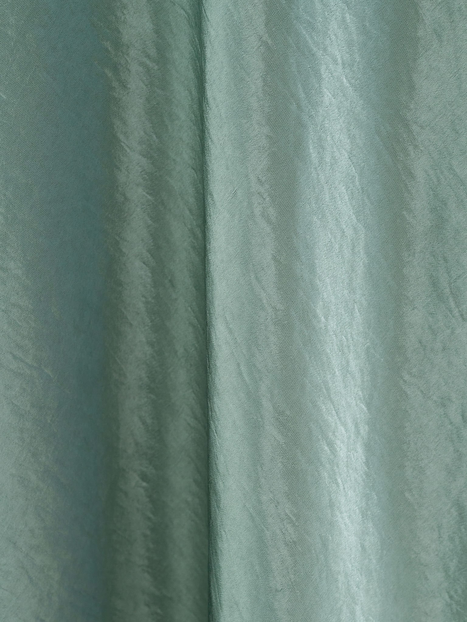 Langes Slip Dress aus Satin mit gekräuseltem Effekt