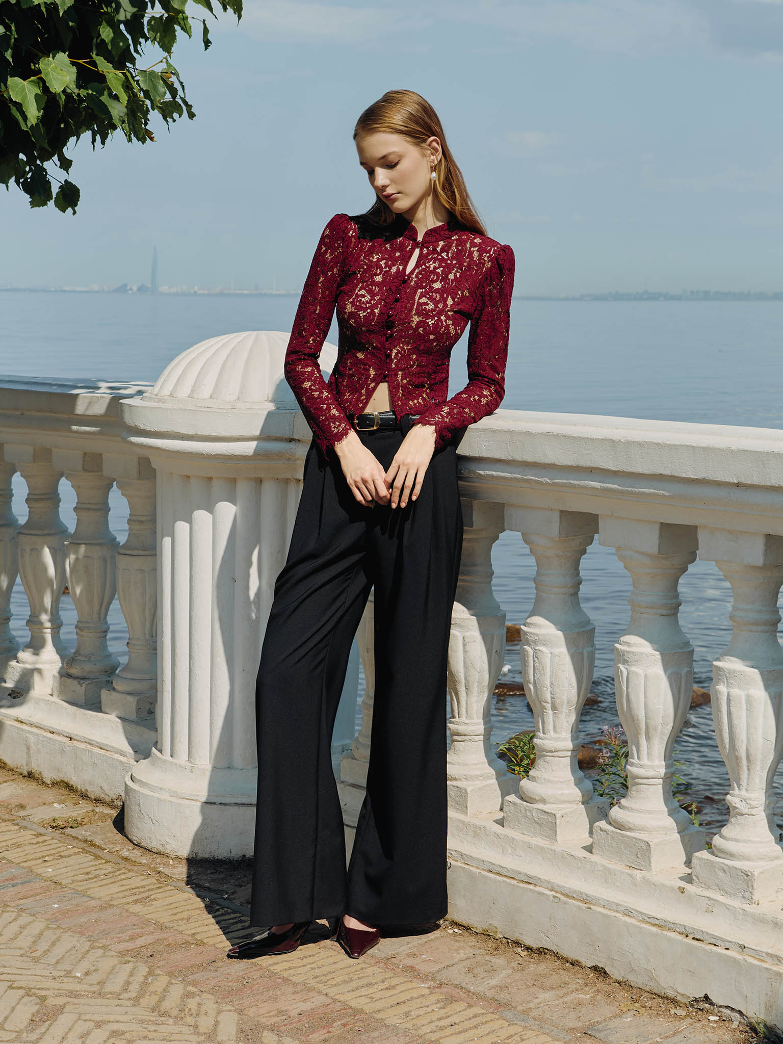 Rozkloszowane spodnie garniturowe z zakładkami w talii