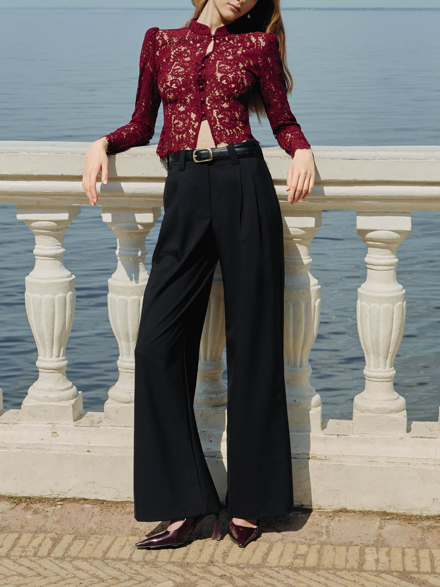 Rozkloszowane spodnie garniturowe z zakładkami w talii