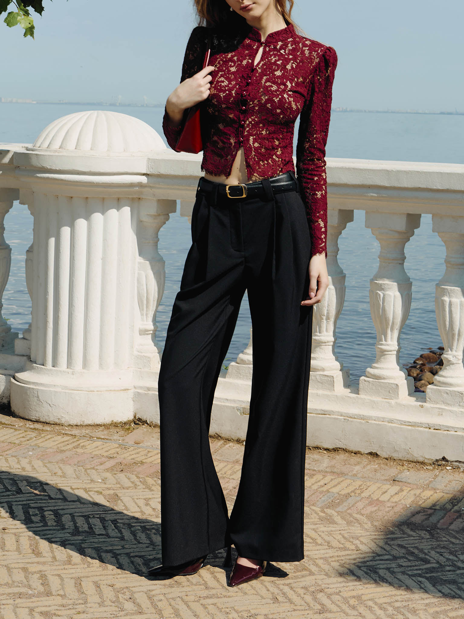 Rozkloszowane spodnie garniturowe z zakładkami w talii