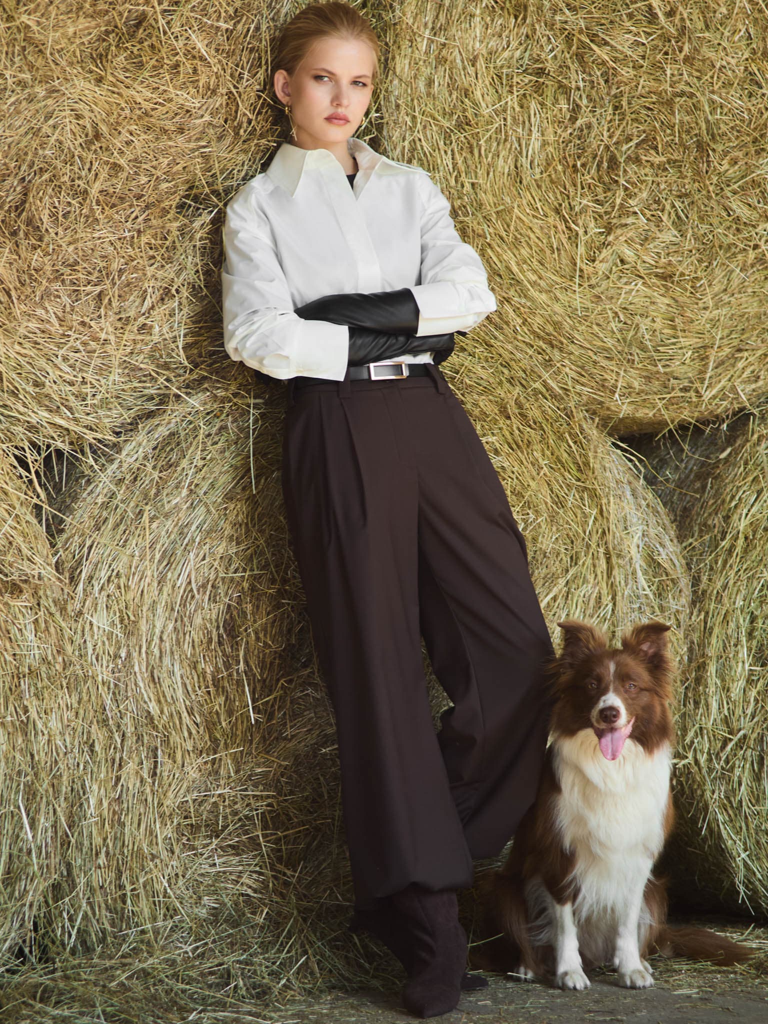 Rozkloszowane spodnie garniturowe z zakładkami w talii